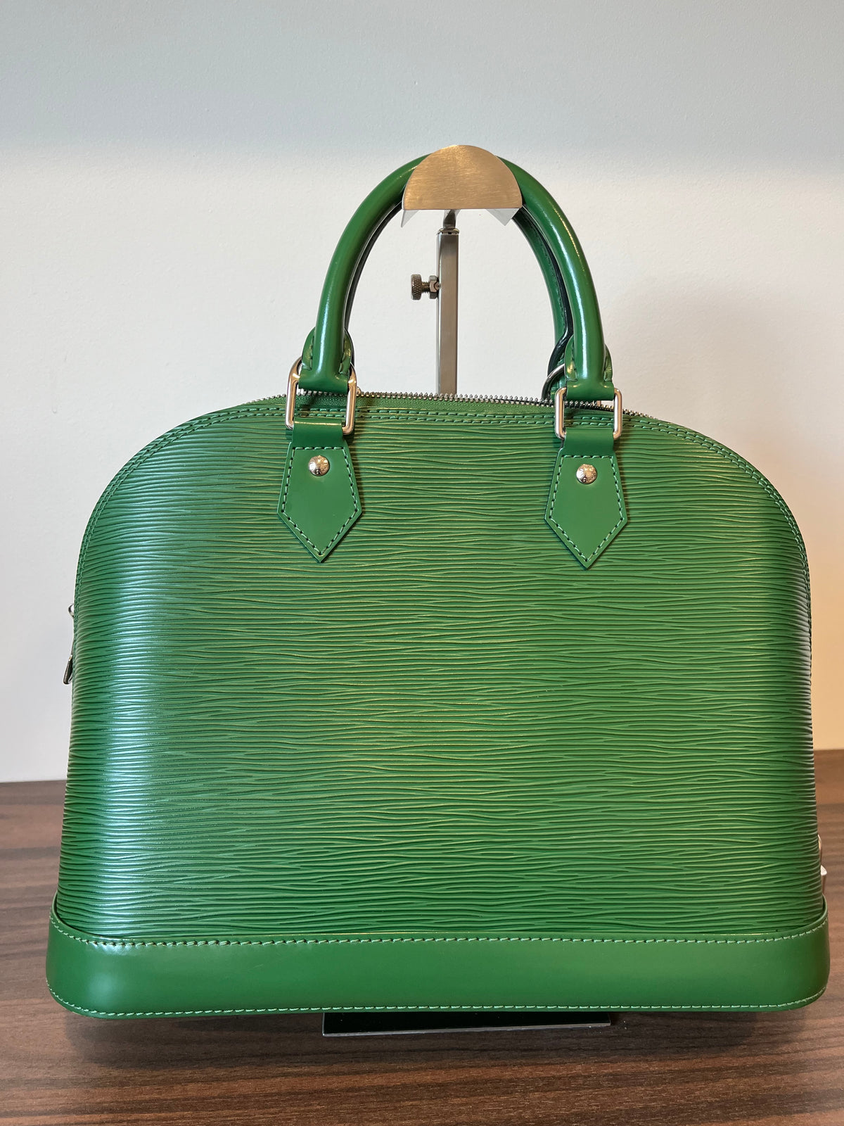 Louis Vuitton Alma PM Piel Epi Verde · Herrajes Plata · con Candado y Clochette