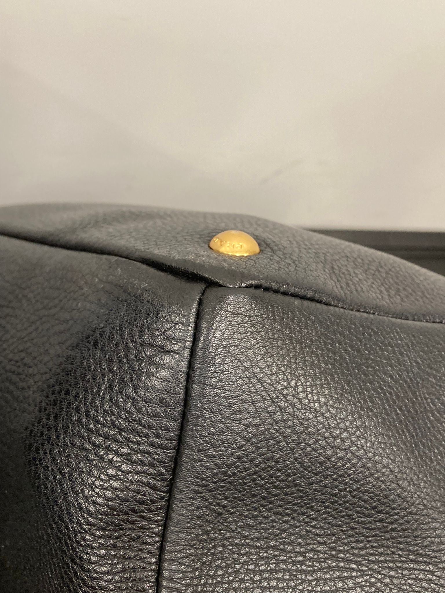 Prada vitello tote negra