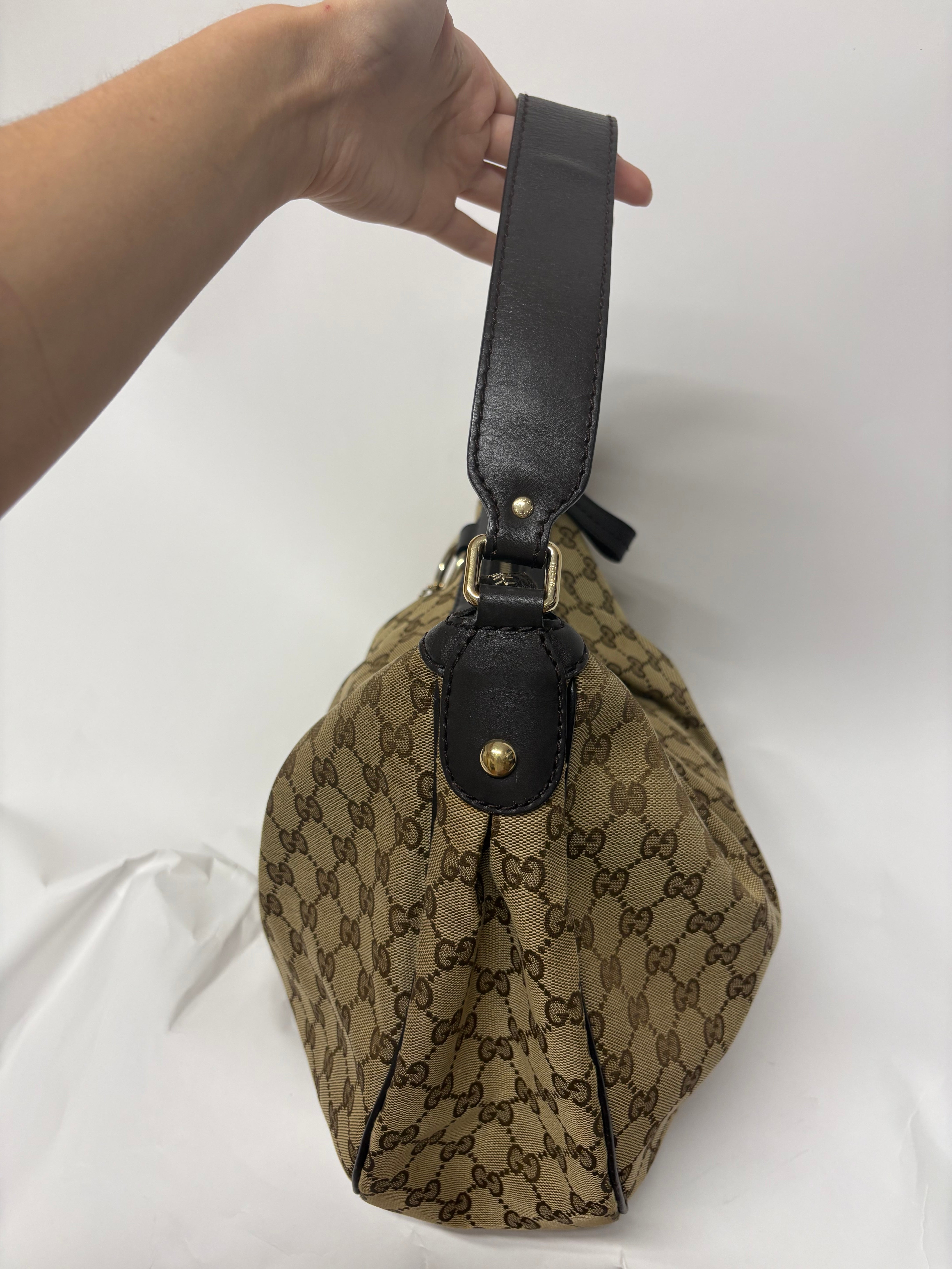 Gucci Sukey GG Canvas Hobo XL – Beige y Piel Marrón Oscura