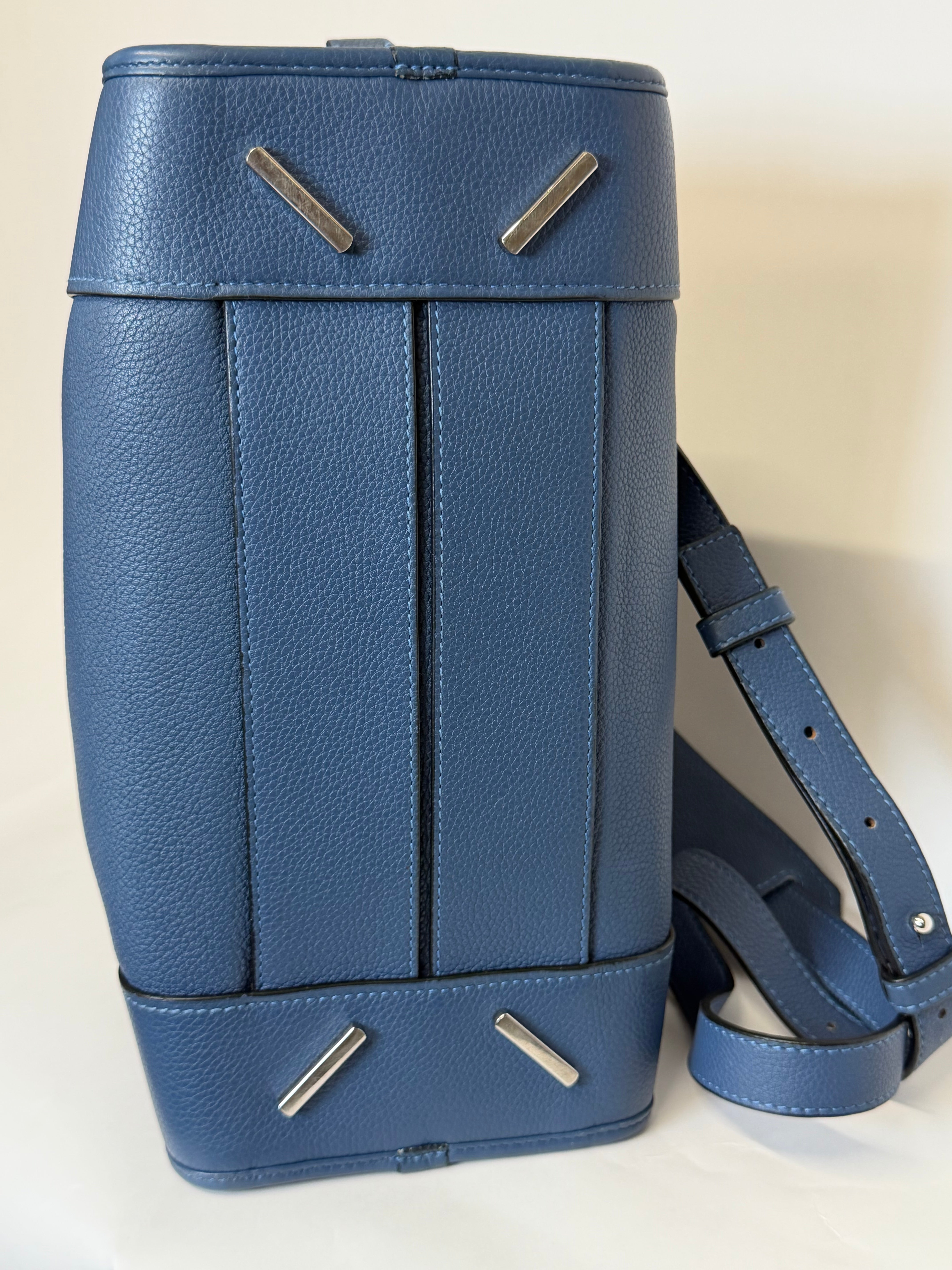 Loewe Amazona 28 Azul Navy modelo nuevo con bandolera