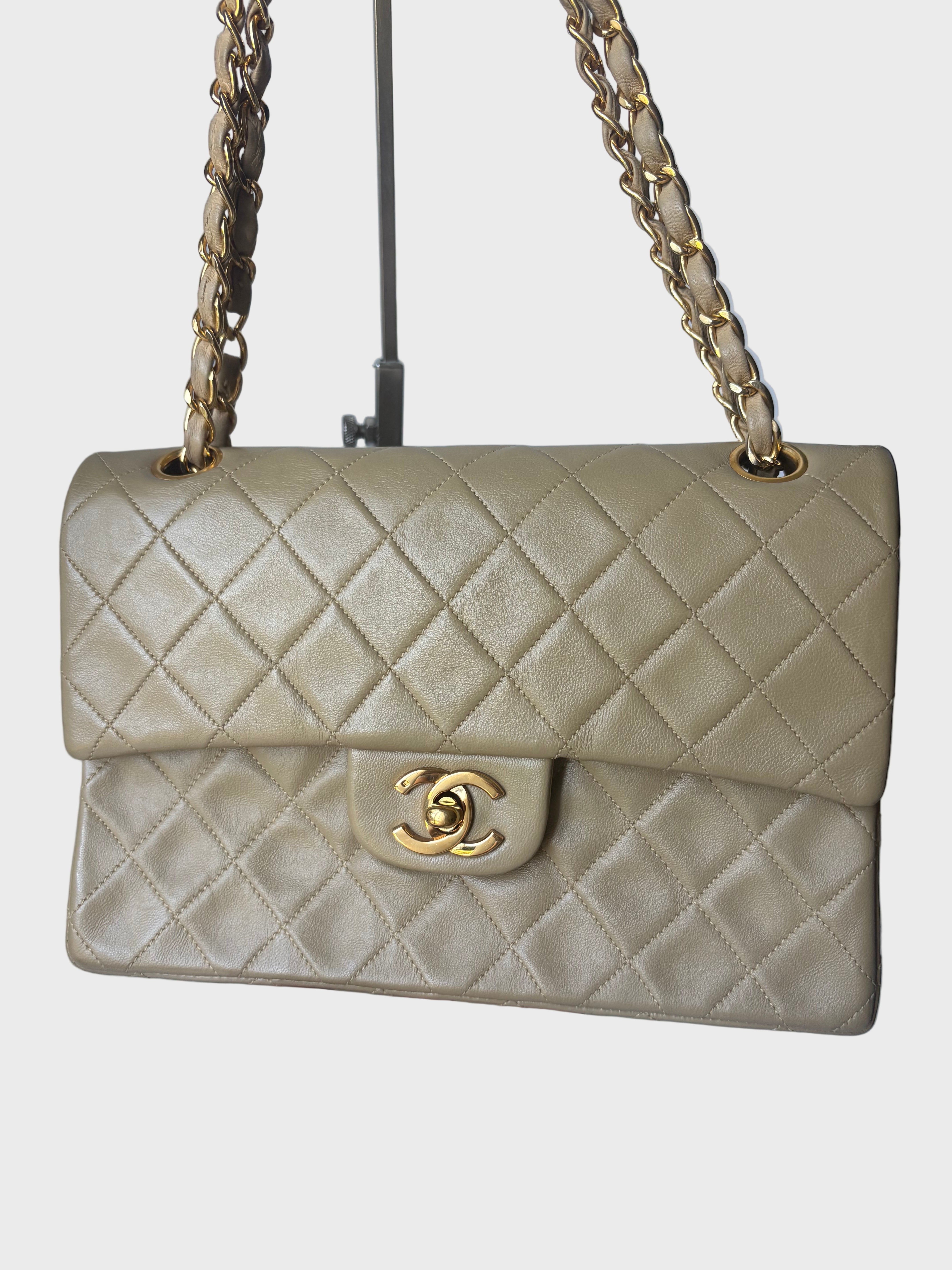 Chanel Timeless Double Flap 22 Beige en piel de cordero