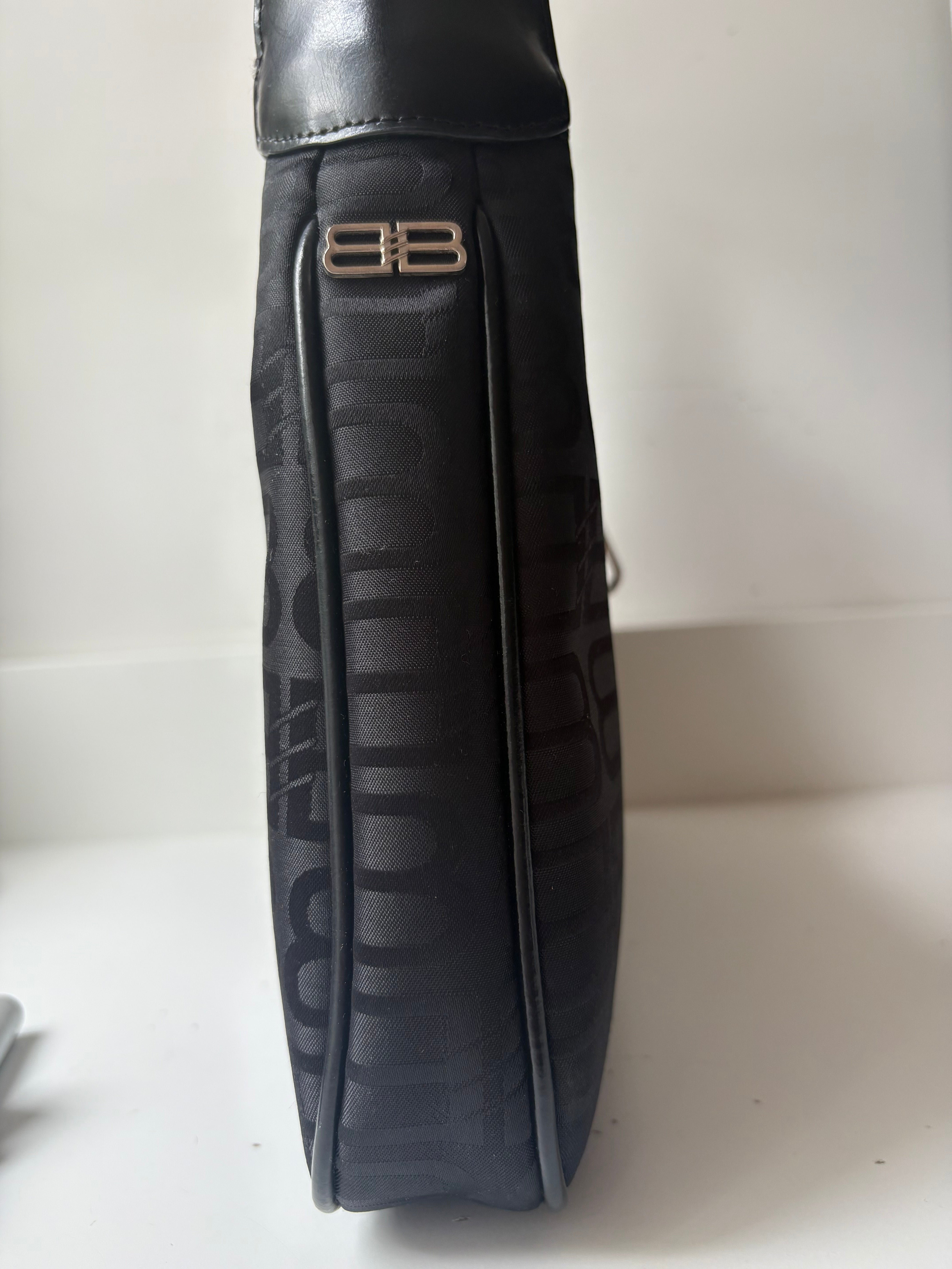 Balenciaga Hobo Bag en lona monogram “BB antiguo” negra