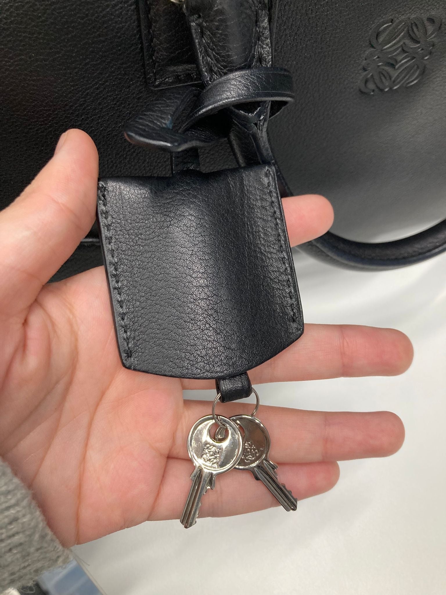 Loewe amazona 30 negro y plata