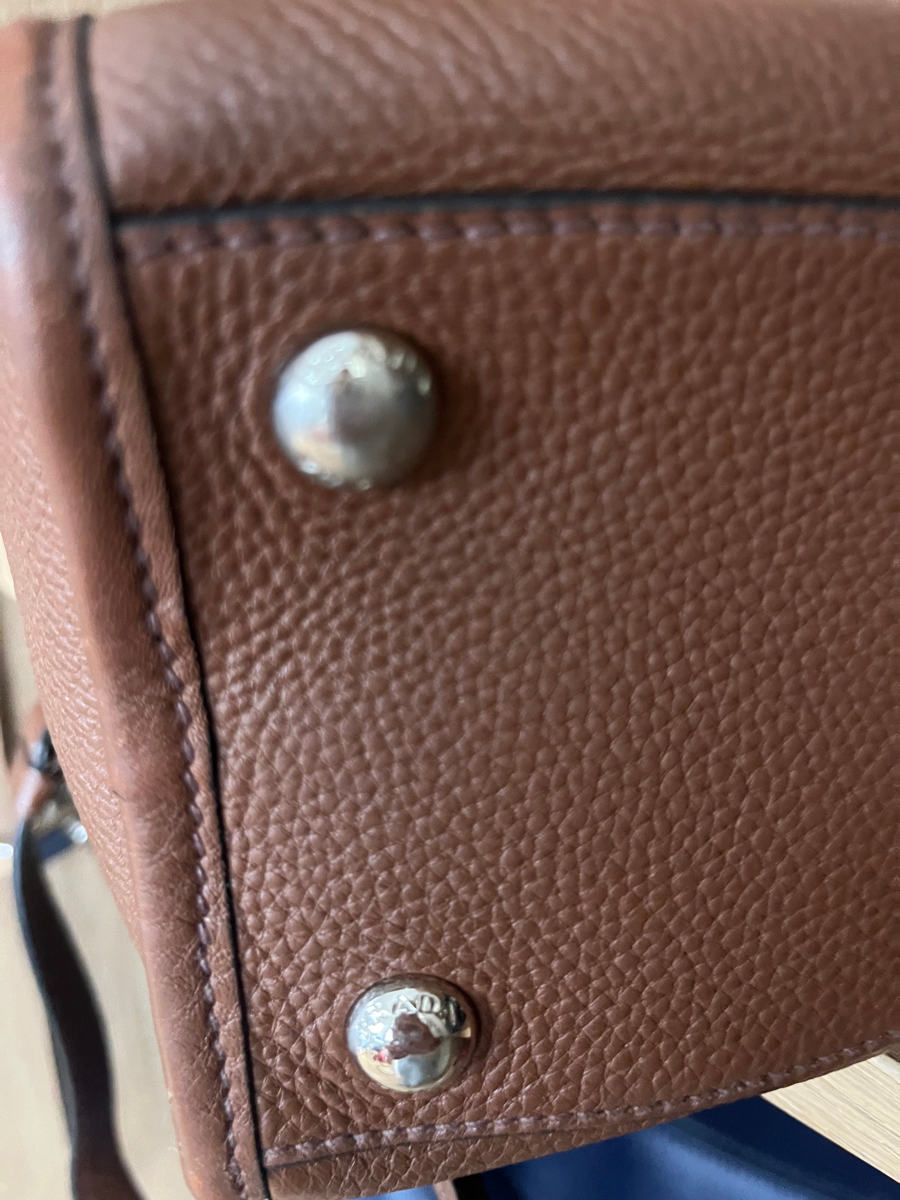 Prada bandolera marrón