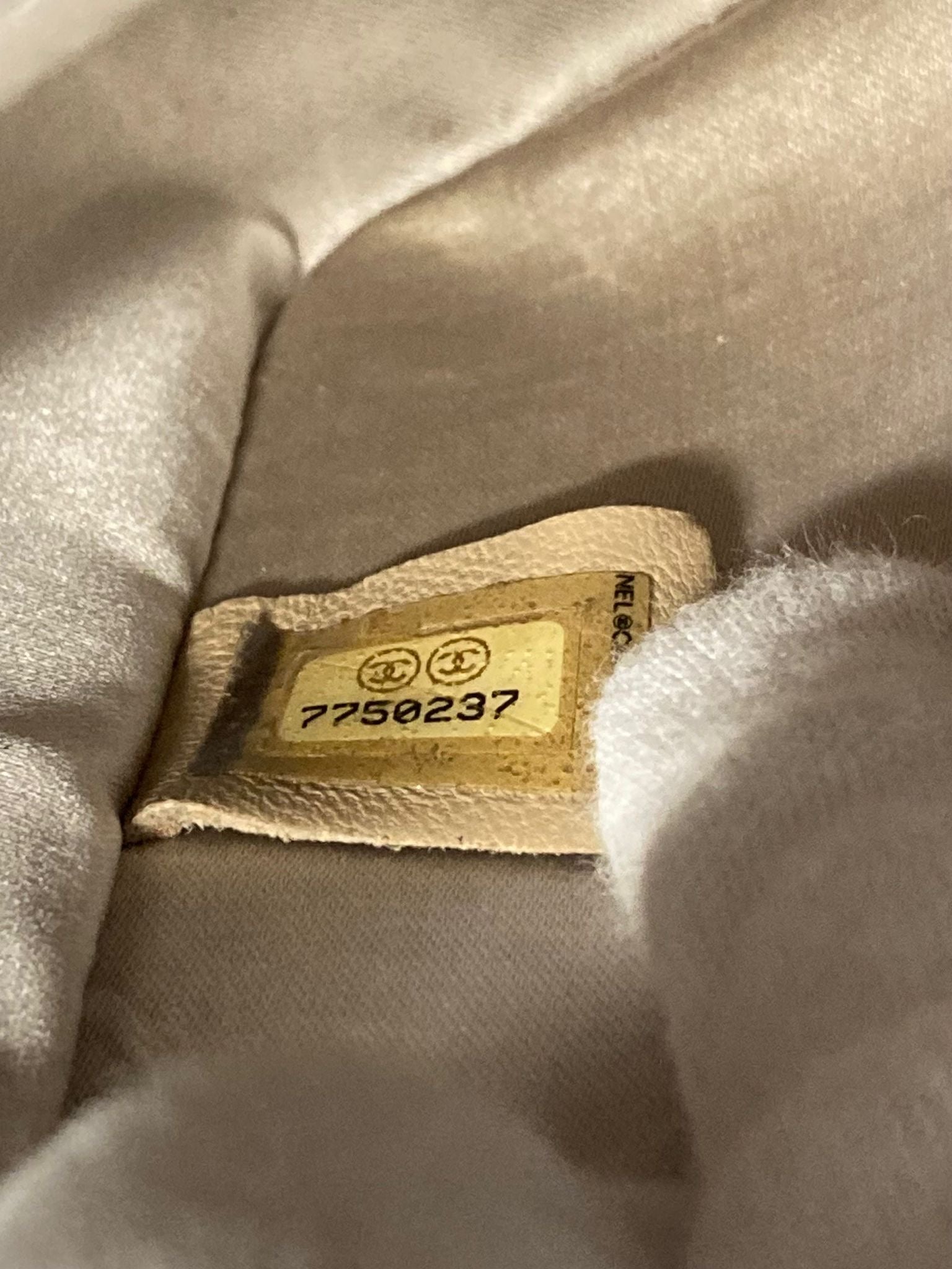 Chanel Timeless lona rosa-beige “Choco Bar” bandolera