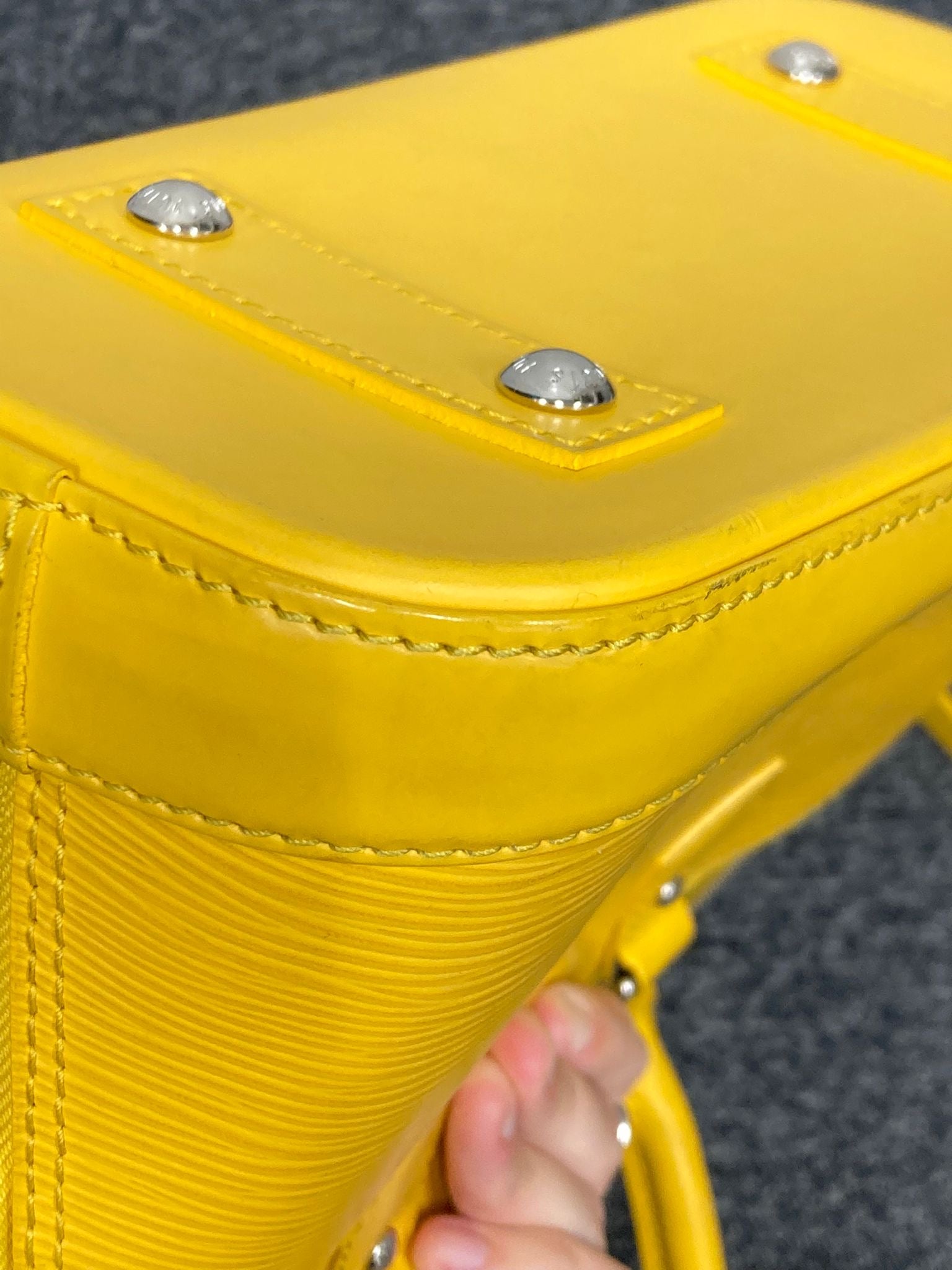 Louis Vuitton Alma bb piel EPI amarillo