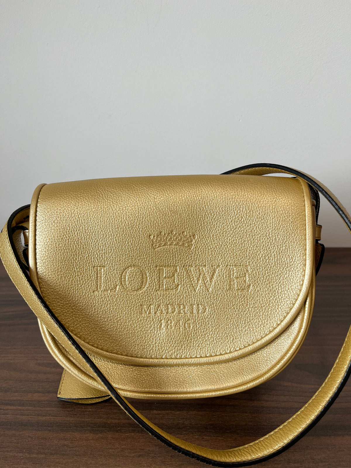 Loewe Heritage pequeña Bandolera Piel Graneada Dorada Metalizada