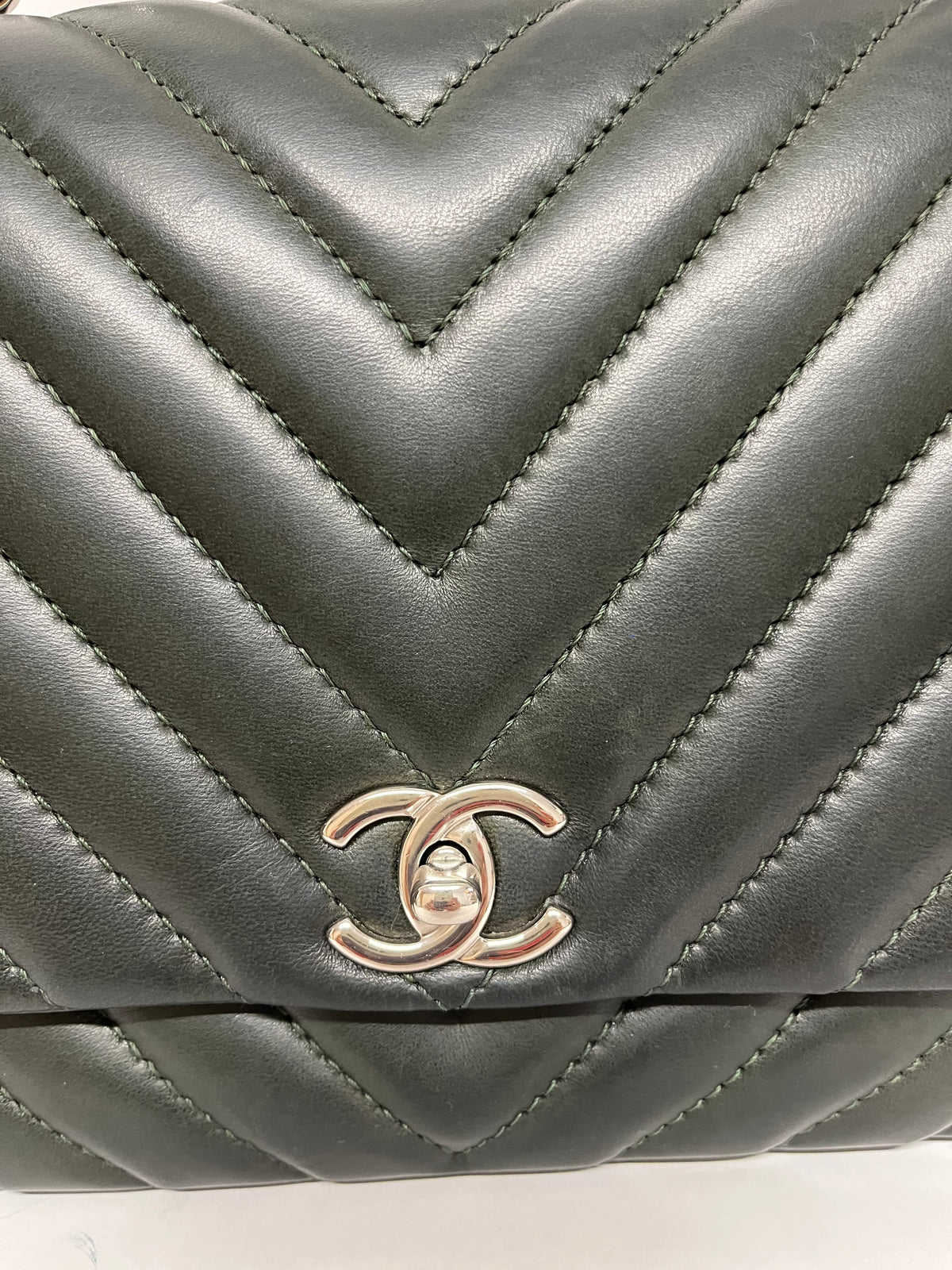 Chanel Single Flap Chevron Piel de Cordero Verde Botella · Herrajes Plata · Serie 17