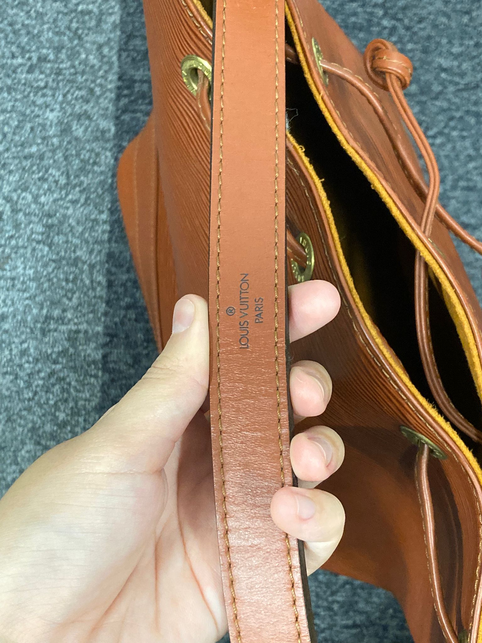 Louis Vuitton Noé Epi Leather Bucket Bag Marrón