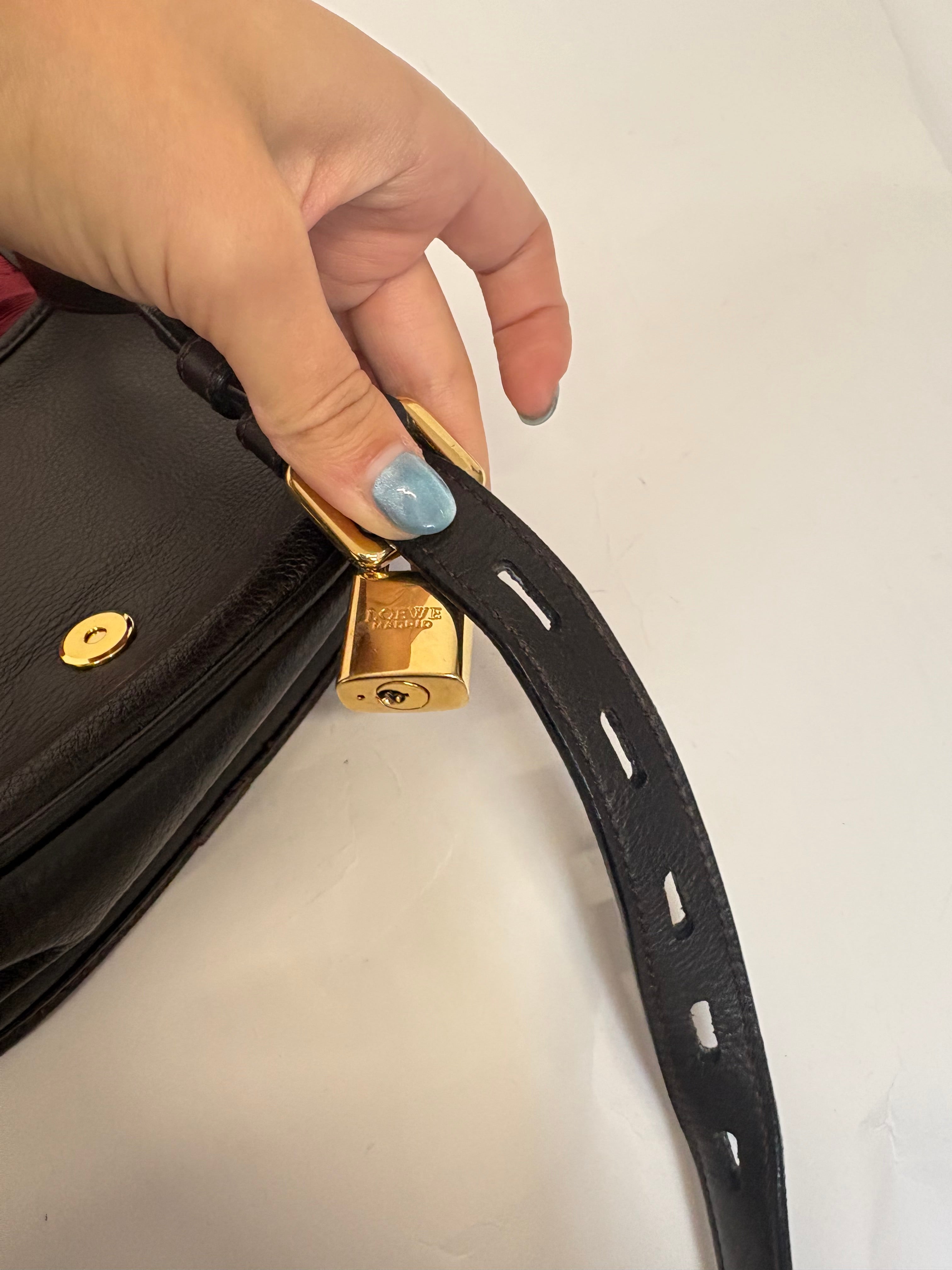 Loewe Heritage Pequeña Marrón – Vintage Crossbody Bag