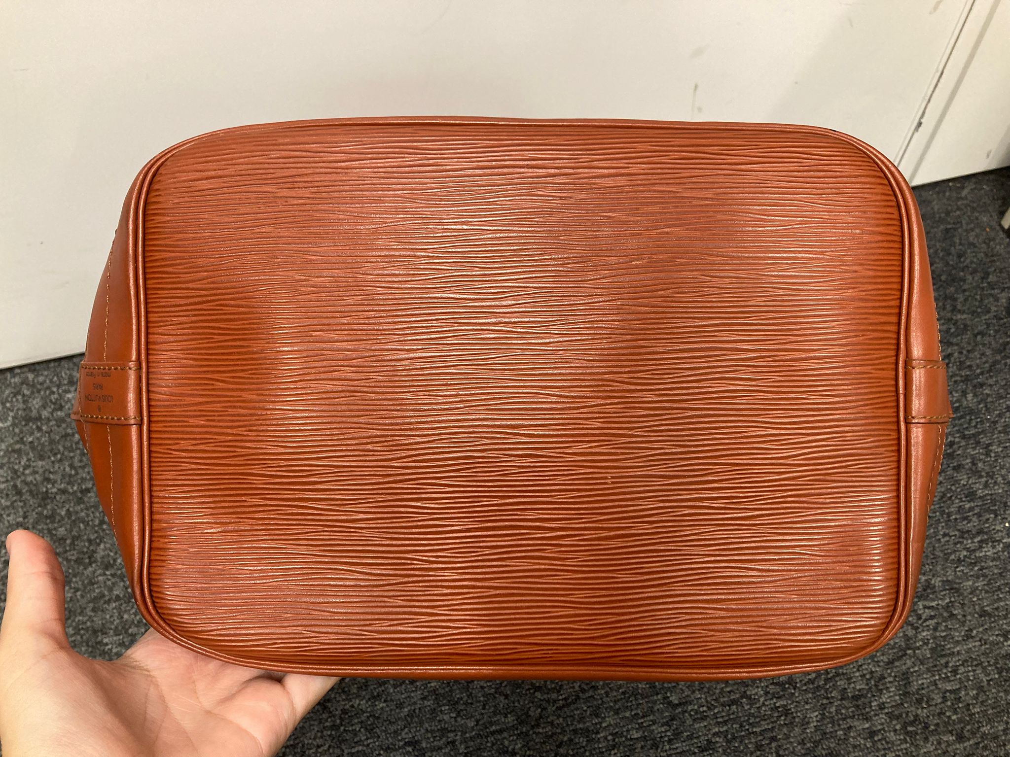 Louis Vuitton Noé Epi Leather Bucket Bag Marrón