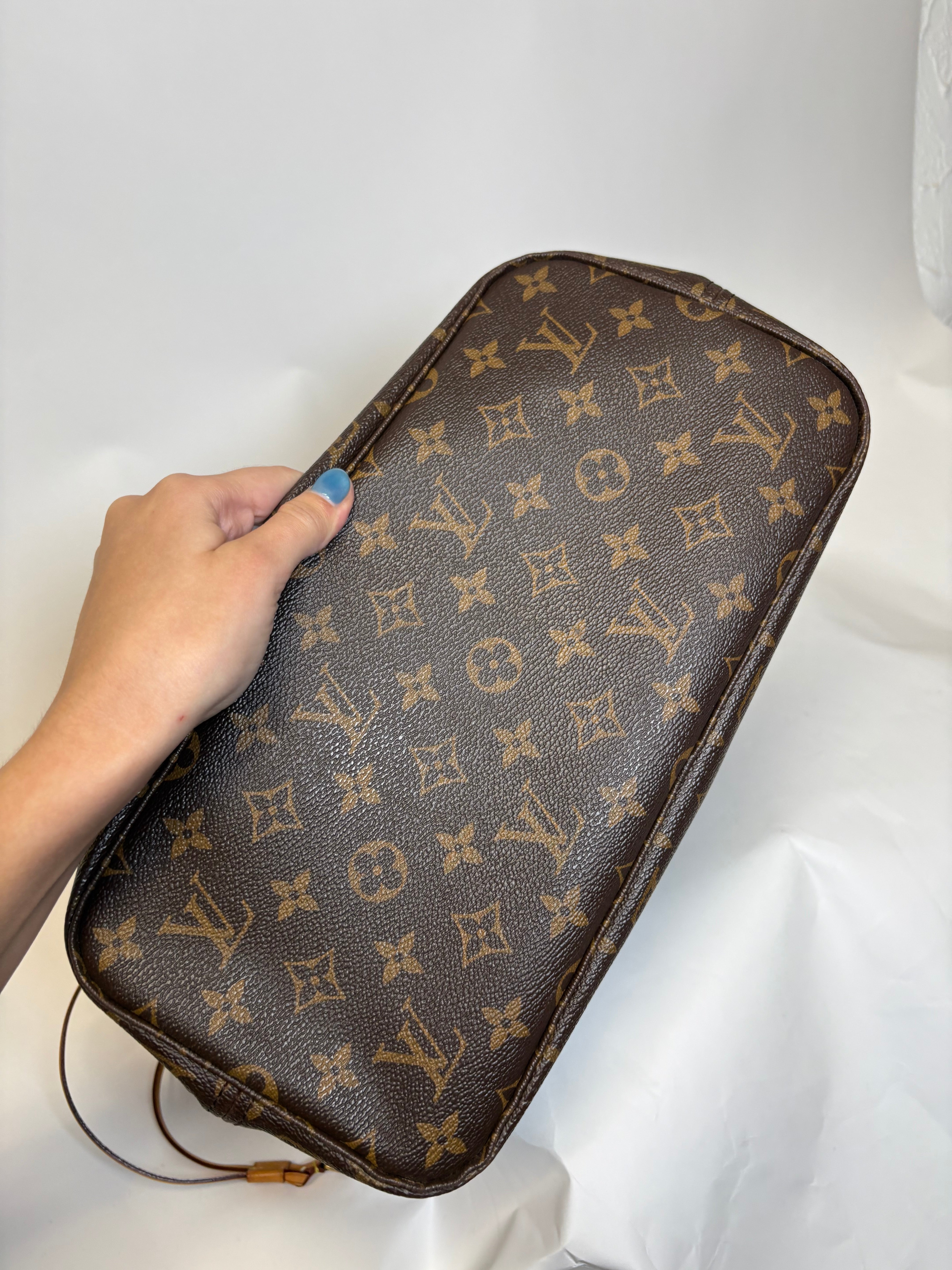 Louis Vuitton Neverfull MM Monogram y rojo