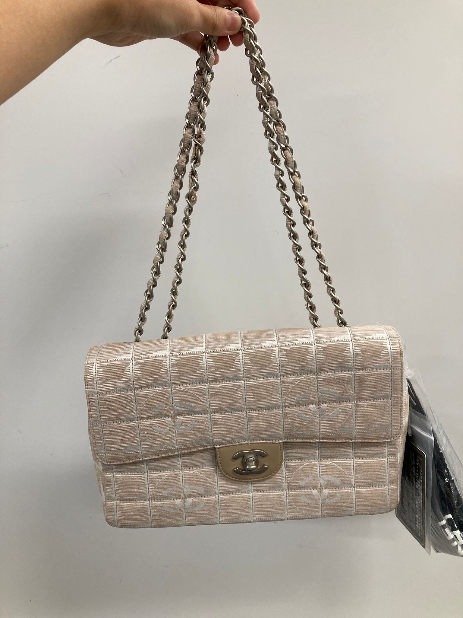 Chanel Timeless lona rosa-beige “Choco Bar” bandolera