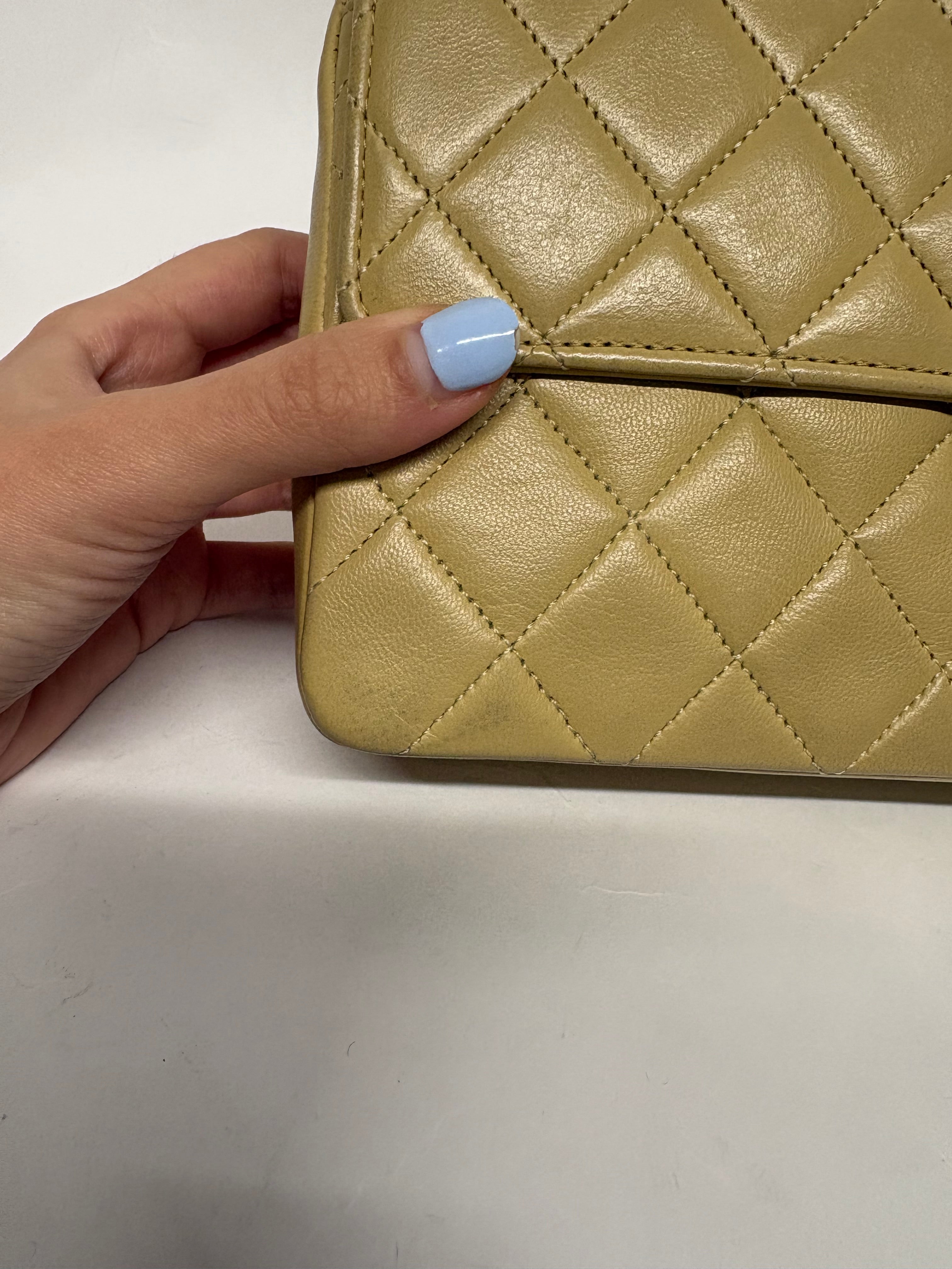 Chanel Timeless 25 Classic Double Flap Beige Mediano En Piel Acolchada Con Cadena Dorada