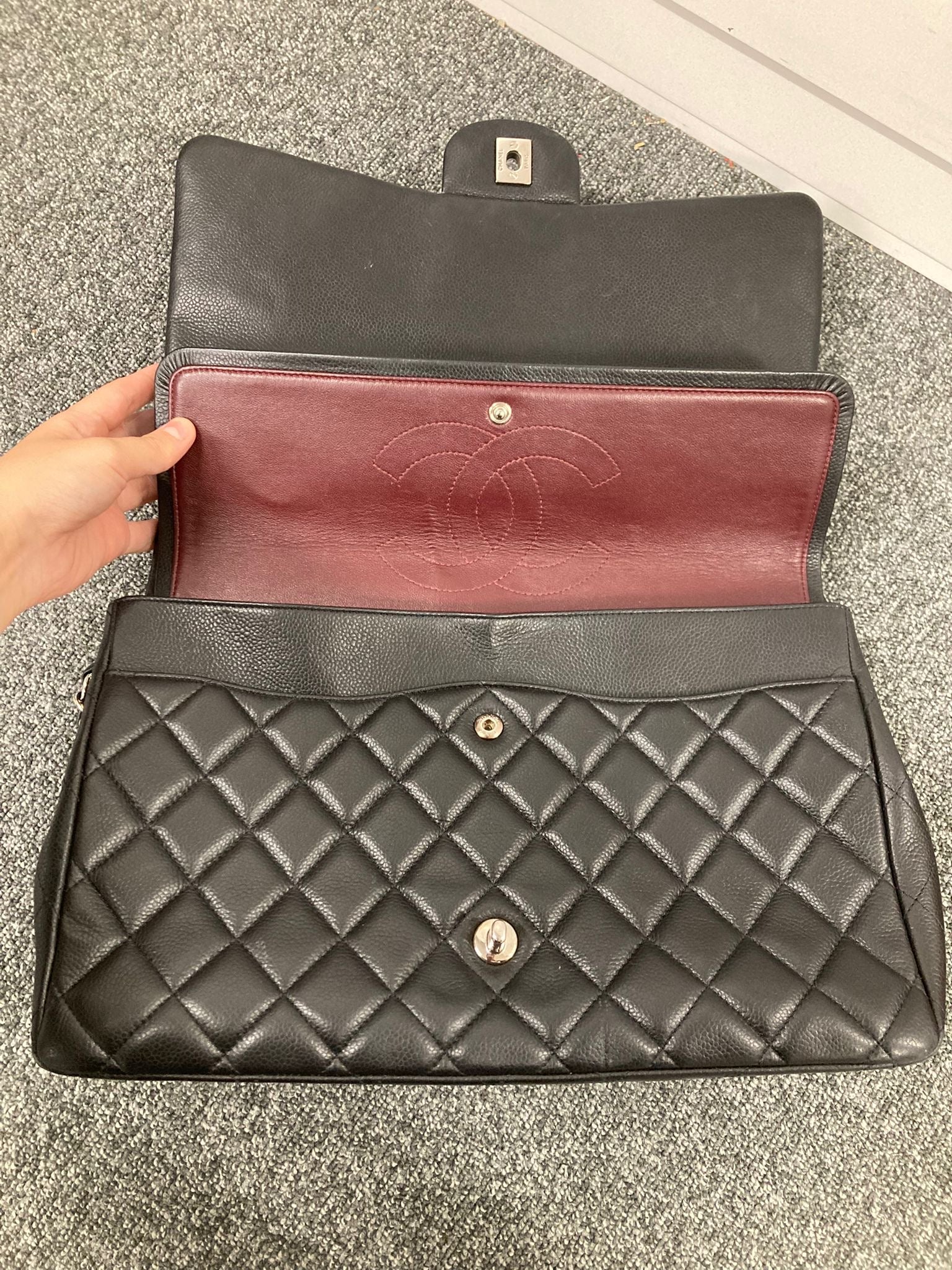 CHANEL Classic Double Flap 34 Caviar Bordeaux con herrajes plateados