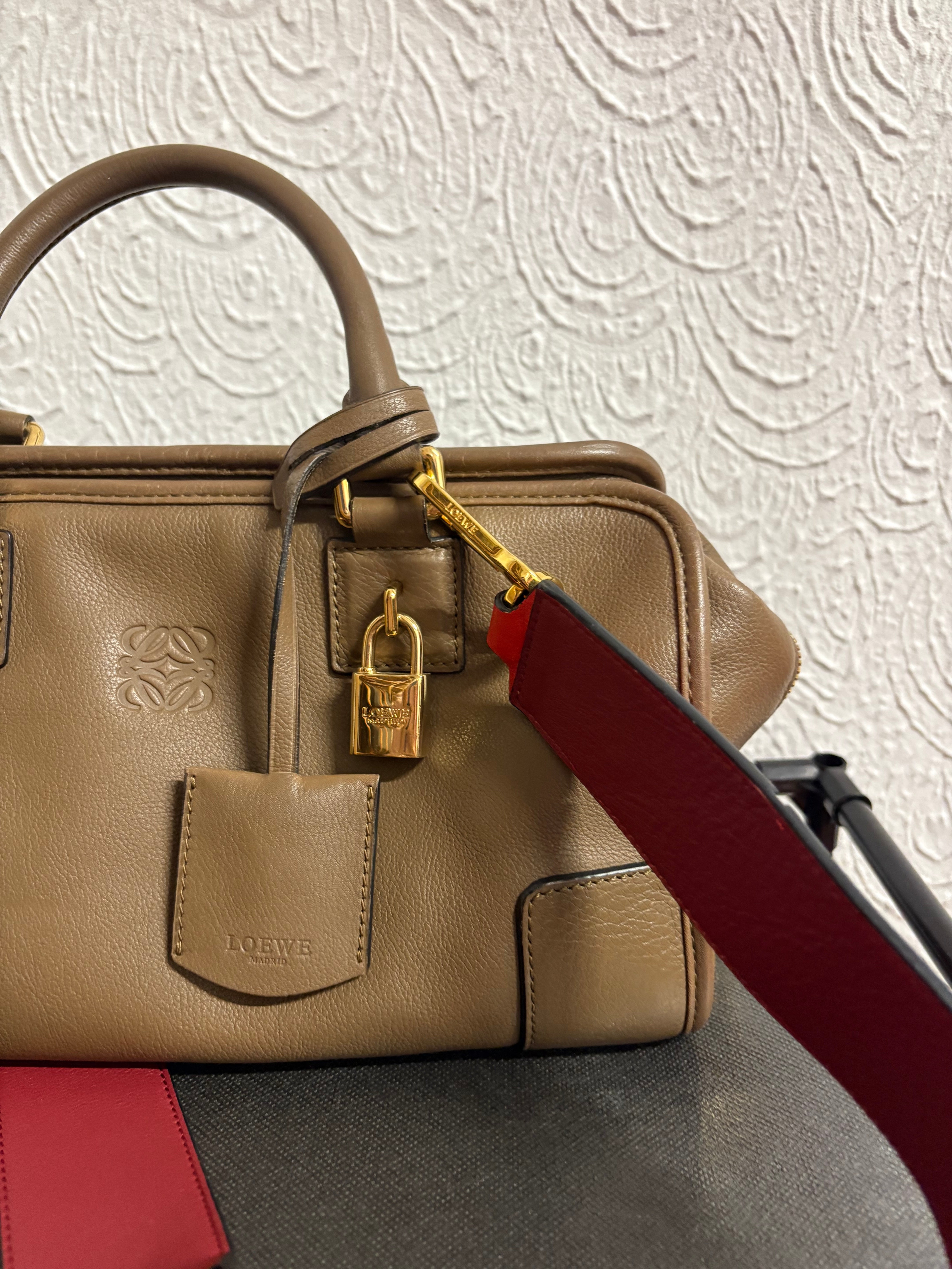 Loewe amazona 30 pequeño piel marrón topo con bandolera extra roja