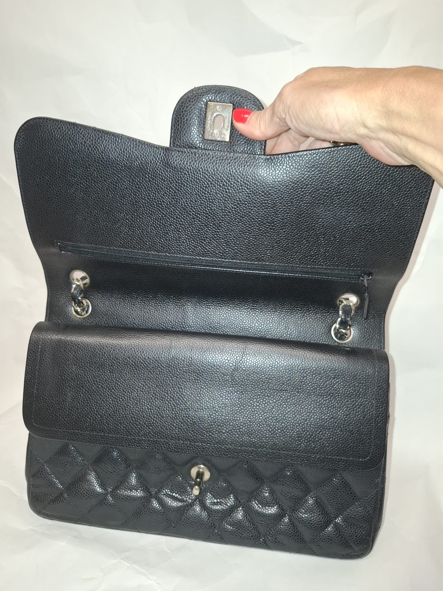 Chanel Jumbo Matelasse Classic Flap Caviar Negro