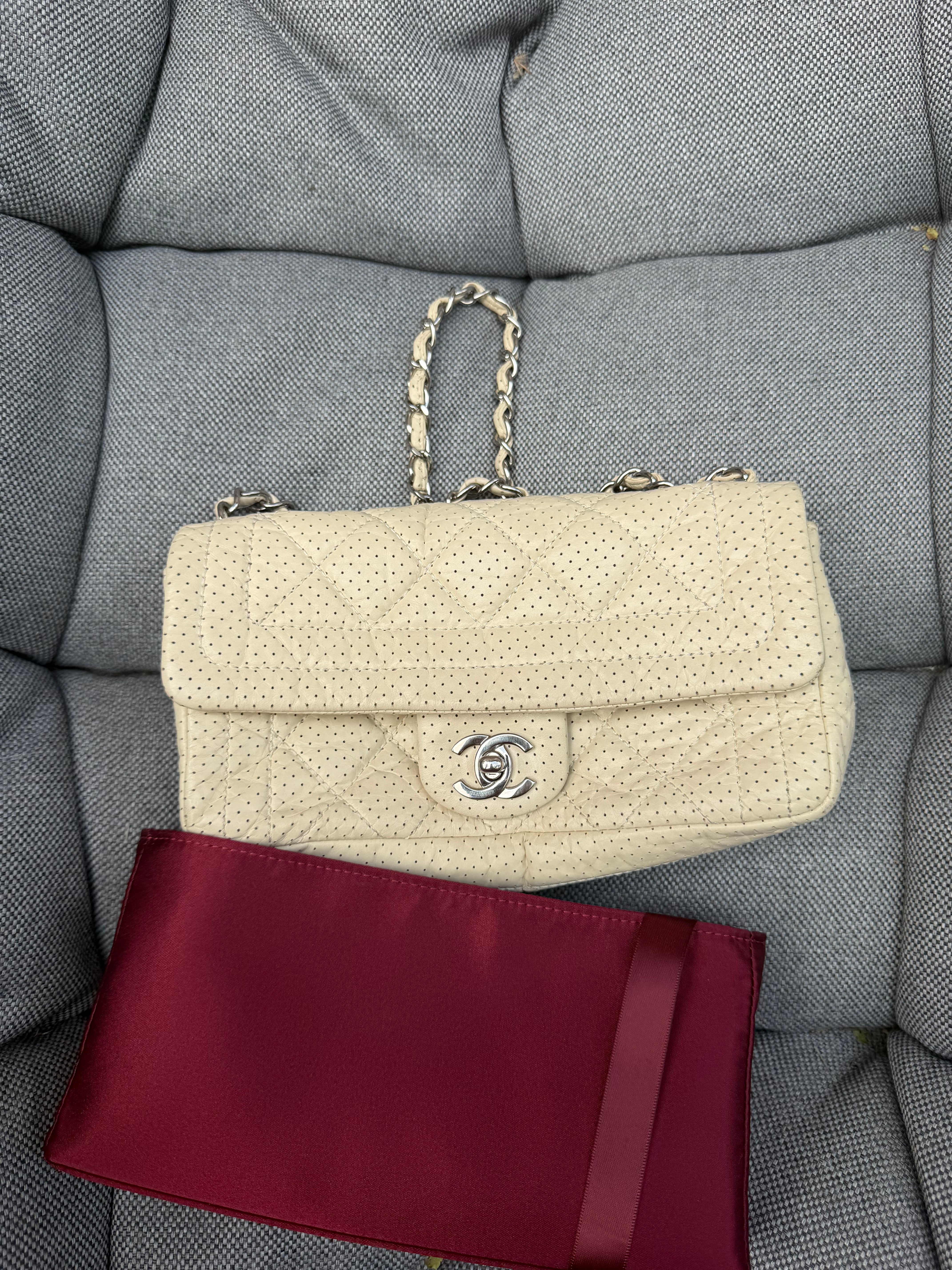 Chanel One Flap Small · Piel Perforada Marfil · Herrajes Plata