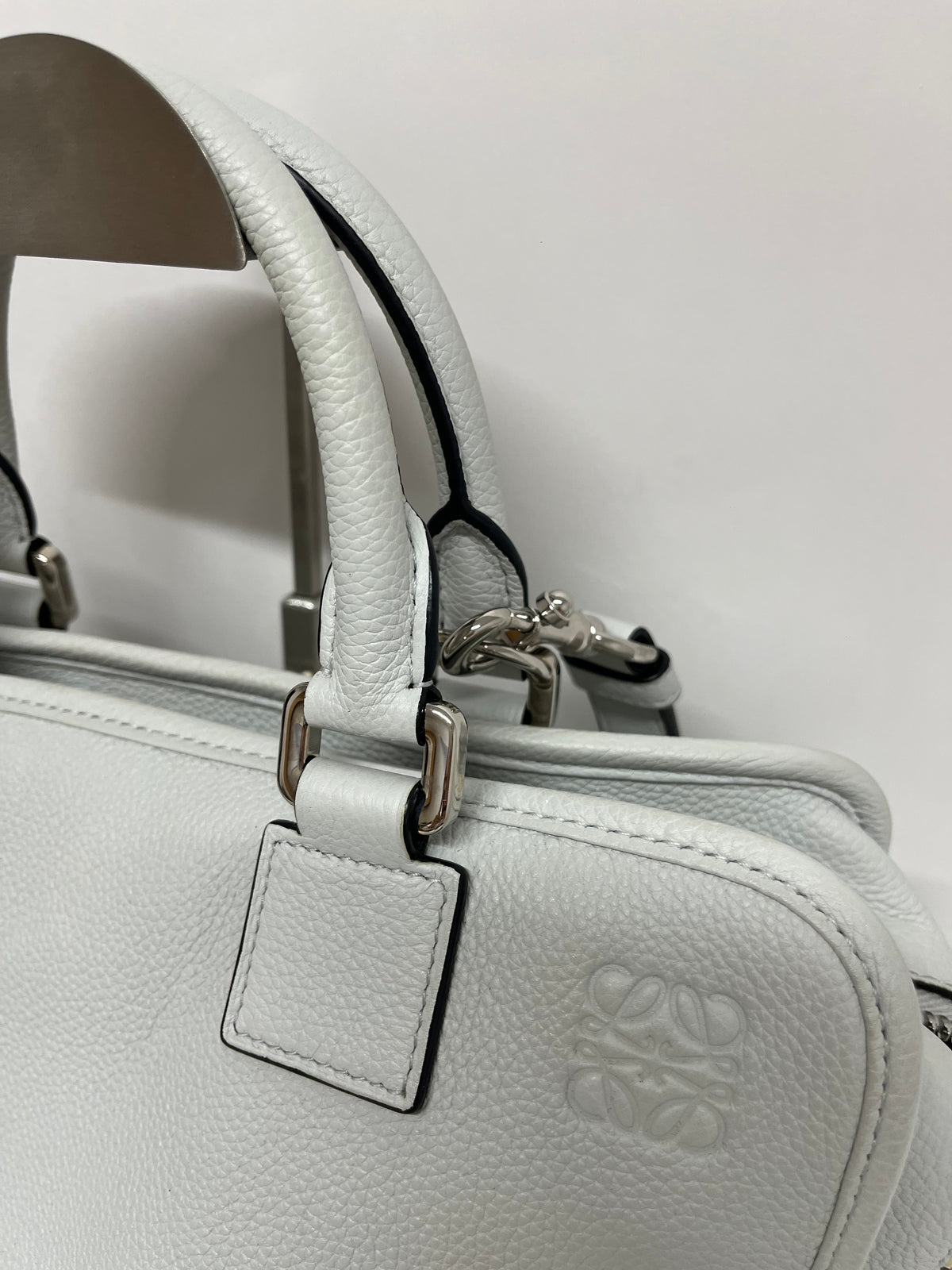 Loewe Amazona 28 Piel Blanca con Bandolera