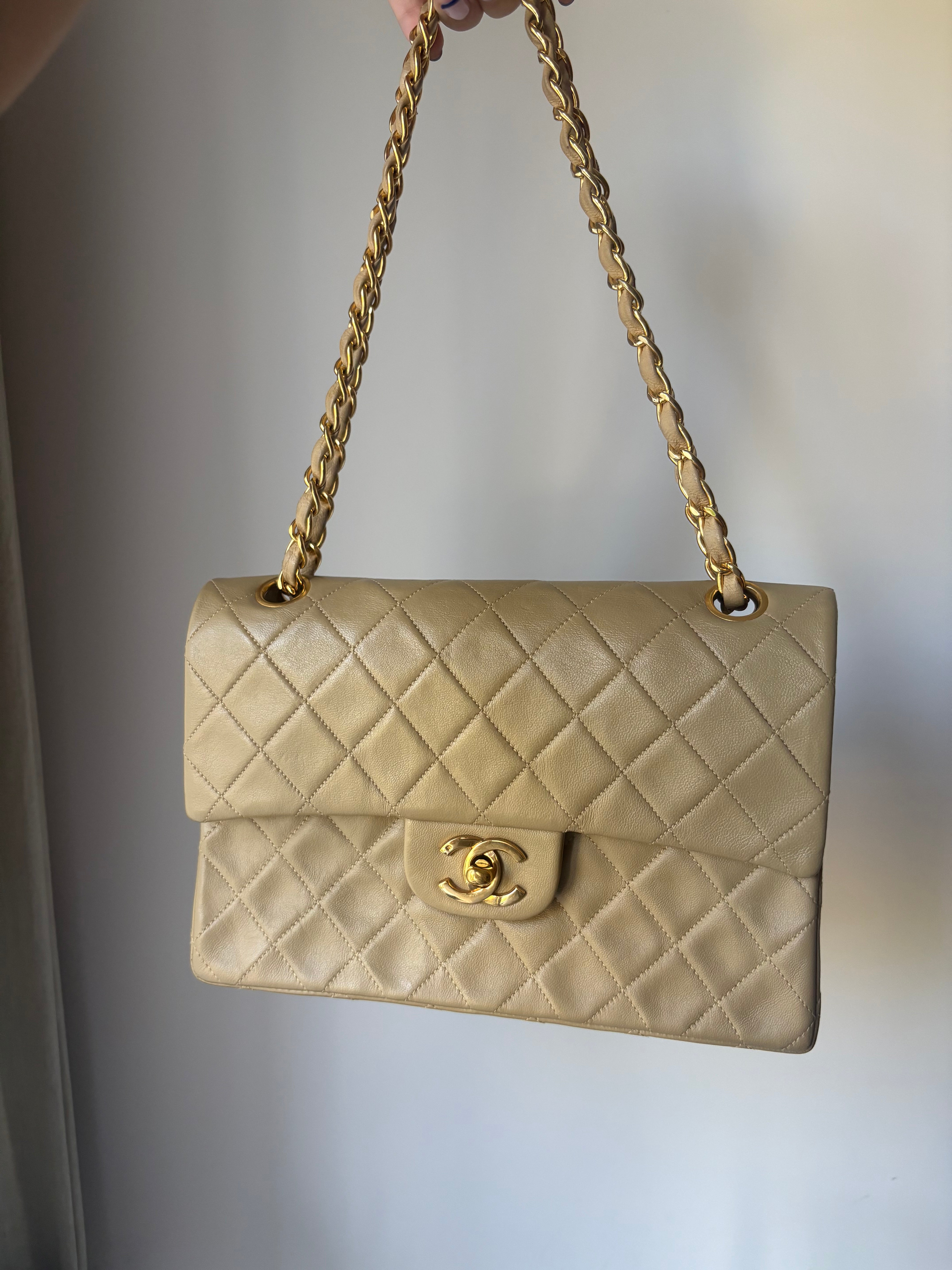 Chanel Timeless Double Flap 22 Beige en piel de cordero