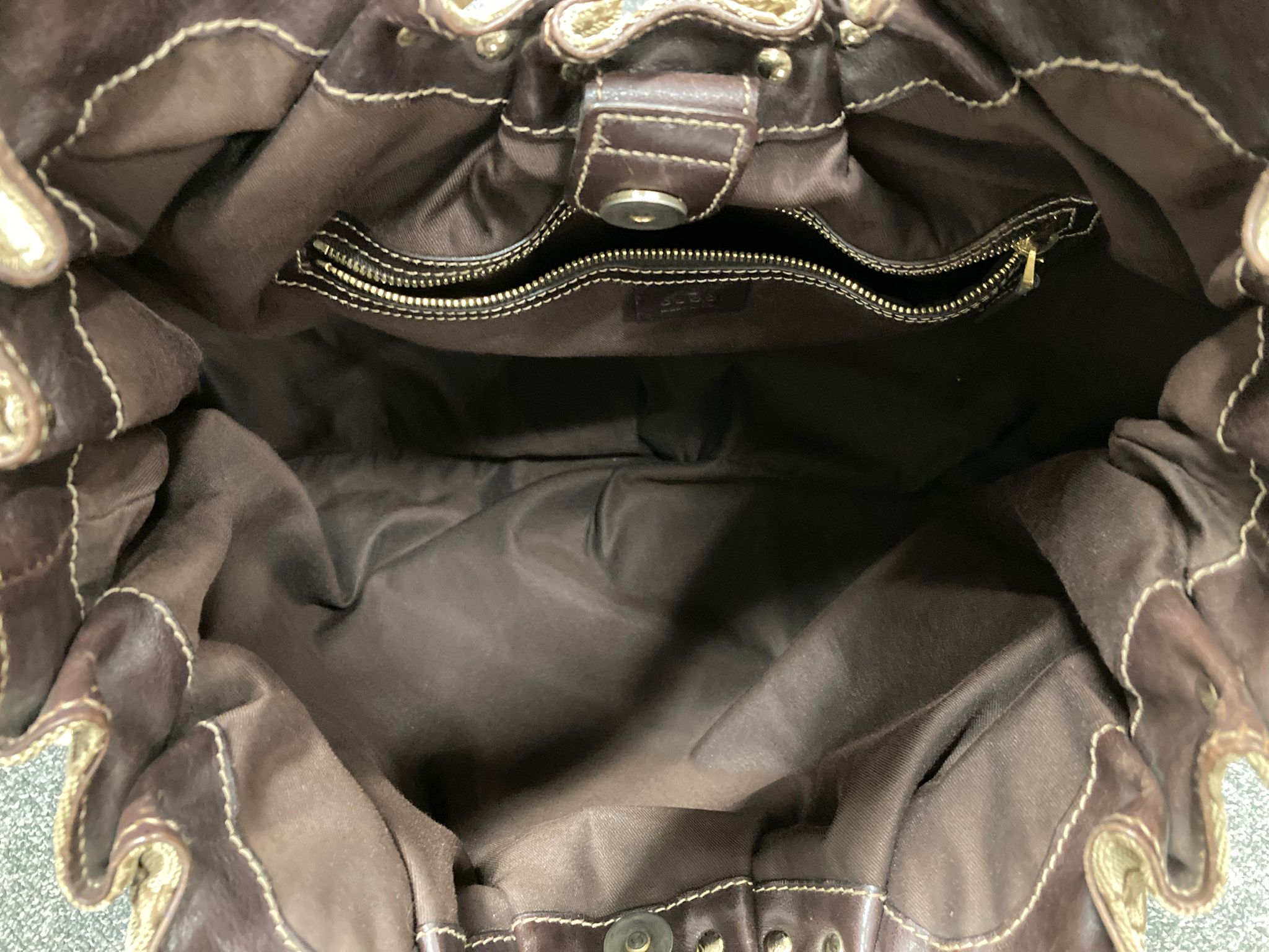 Gucci Pelham GG canvas y tachuelas