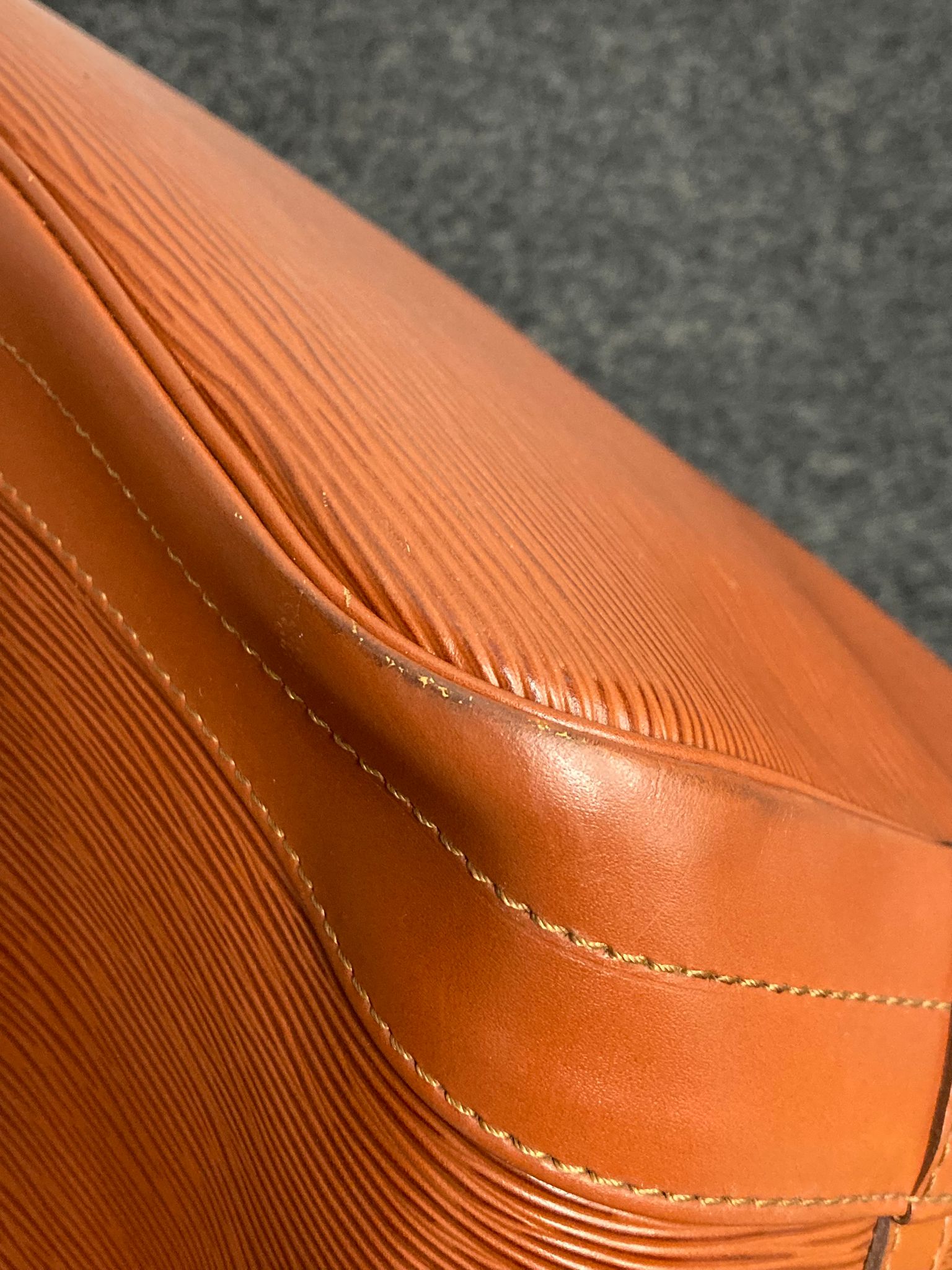 Louis Vuitton Noé Epi Leather Bucket Bag Marrón