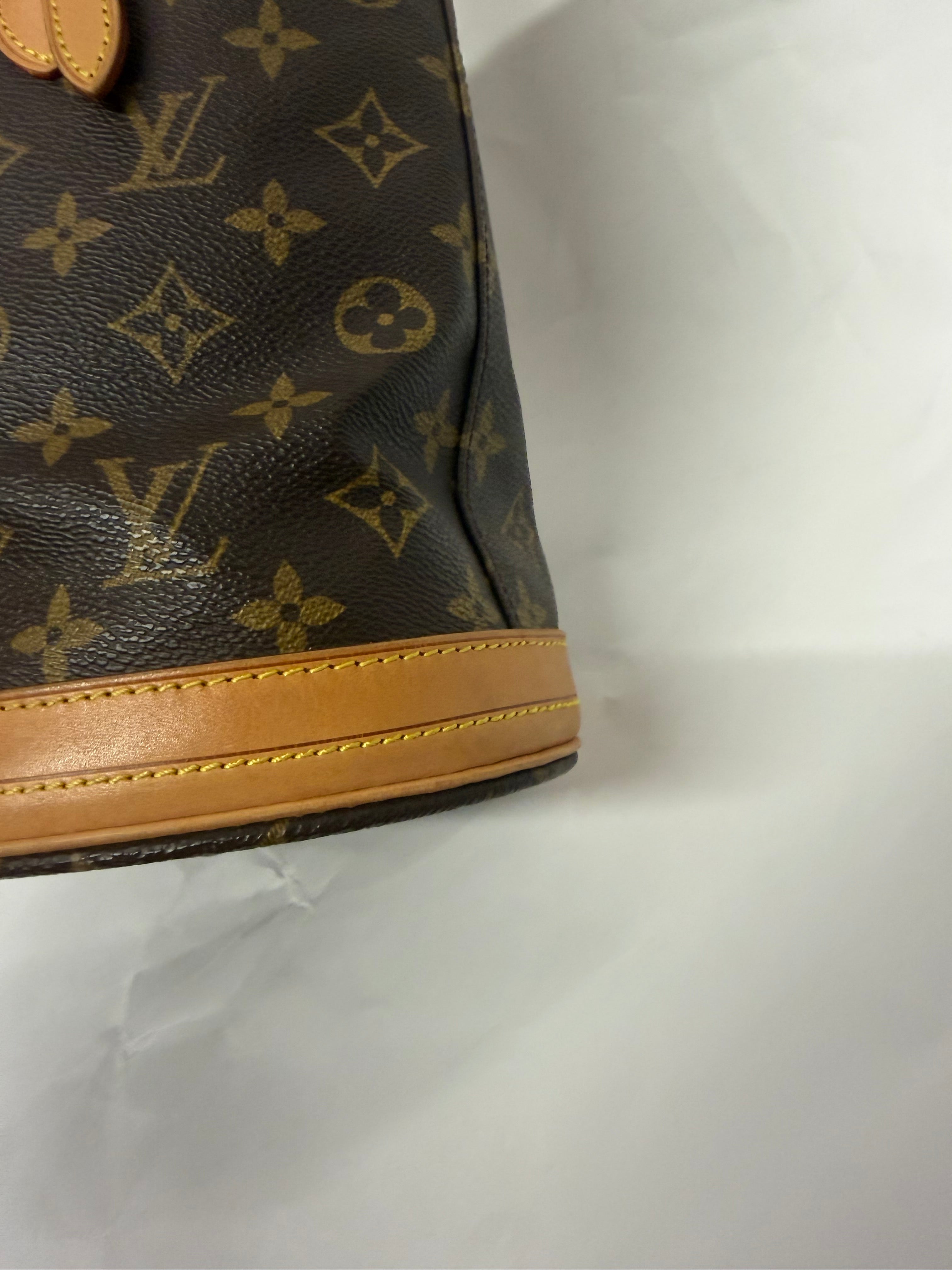 Louis Vuitton Bucket PM Monogram Canvas con pochette
