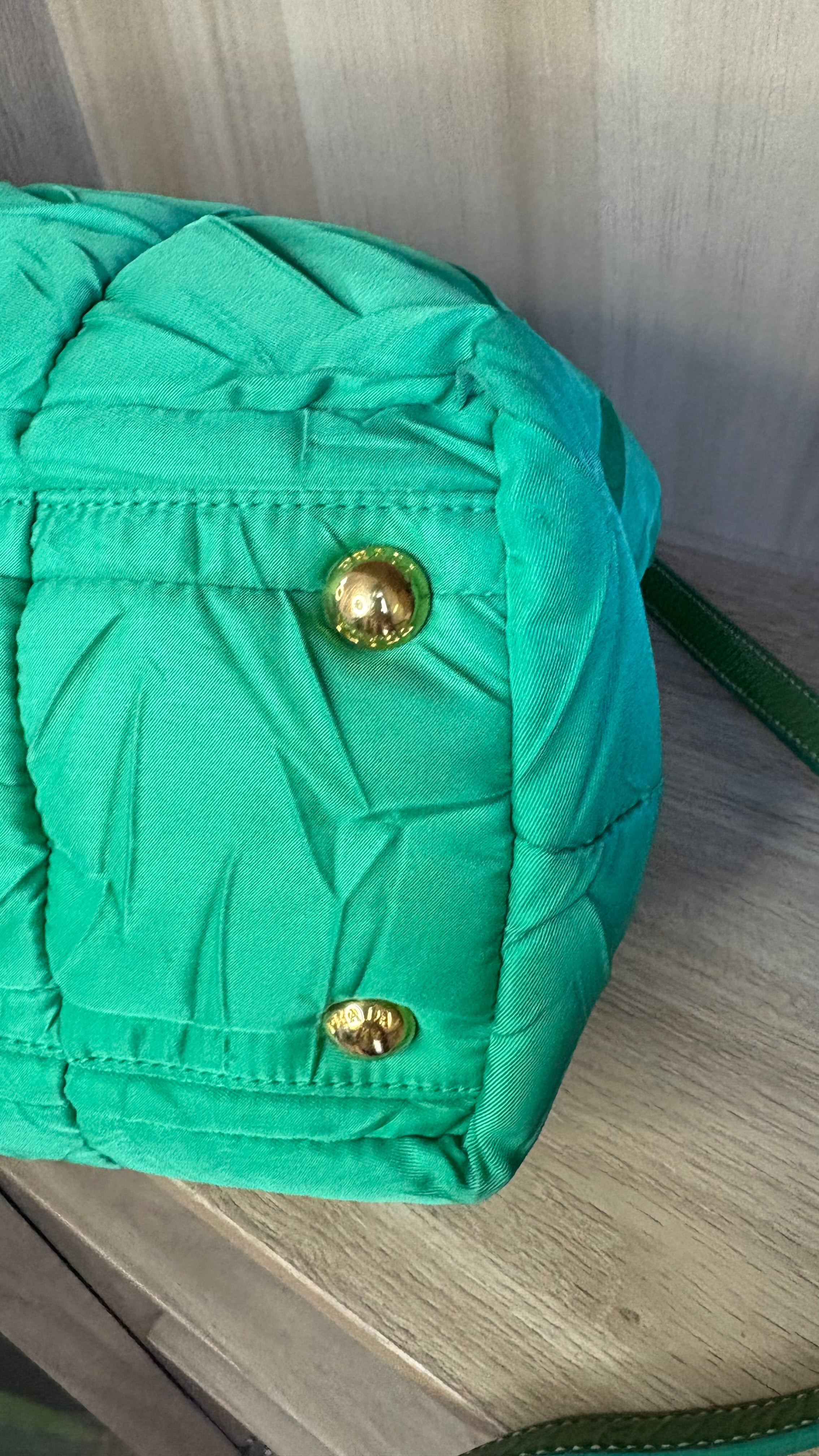 Prada bolso acolchado nylon verde