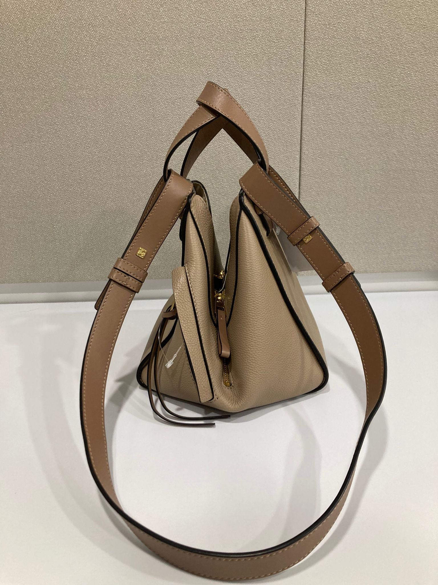 Loewe Hammock Compact en piel de ternera graneada beige