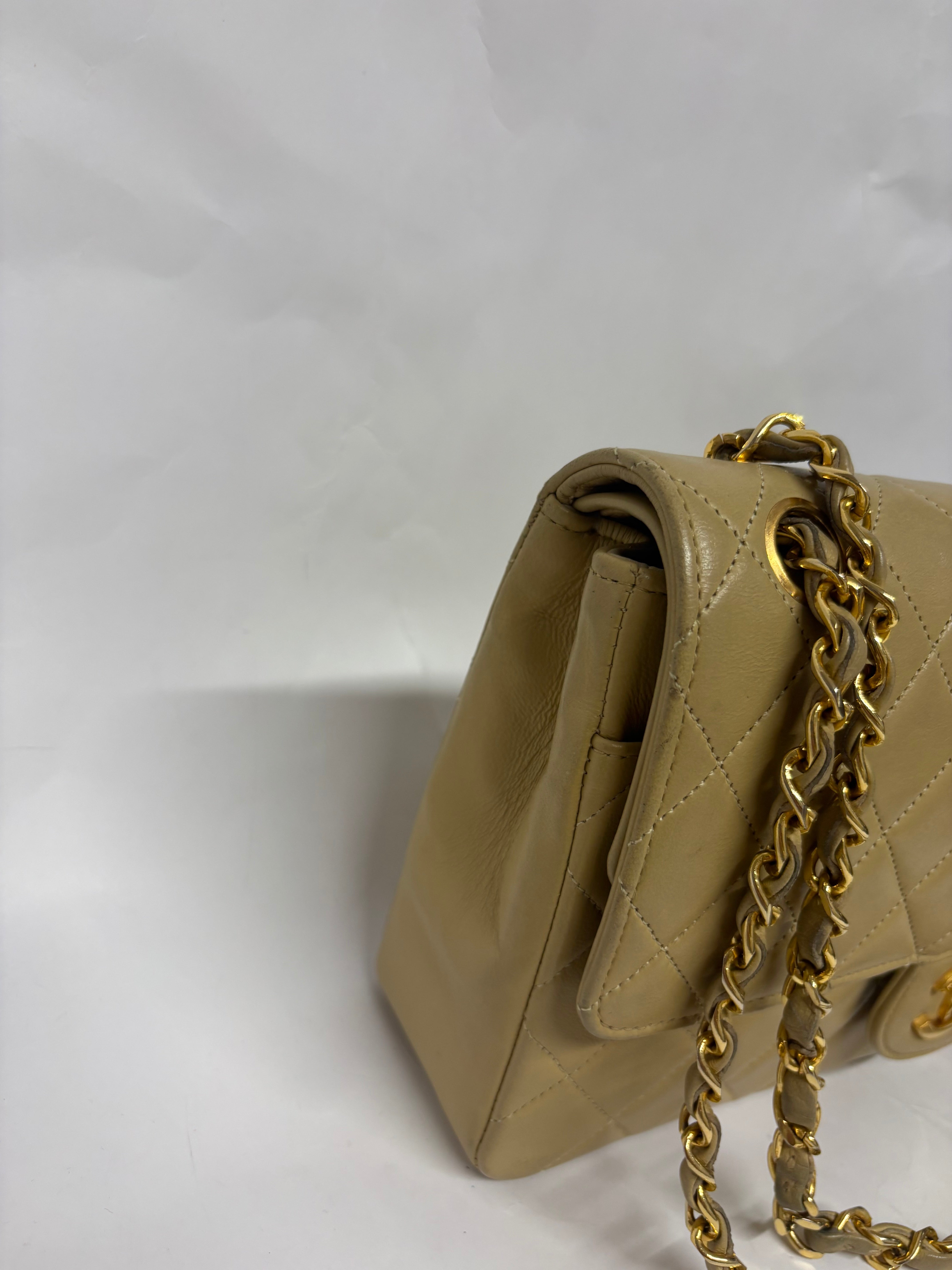 Chanel Timeless 25 Classic Double Flap Beige Mediano En Piel Acolchada Con Cadena Dorada