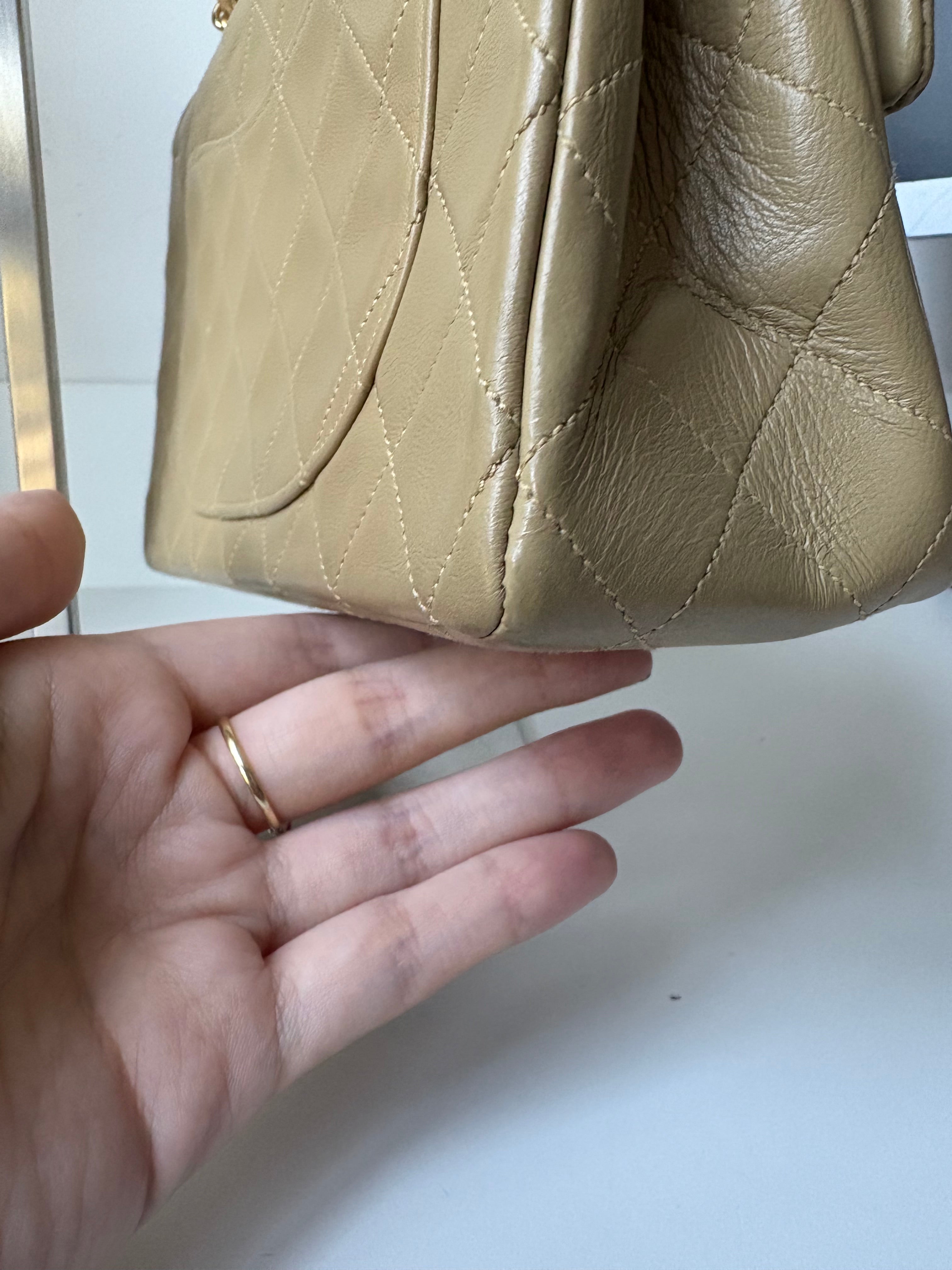 Chanel Timeless Double Flap 22 Beige en piel de cordero