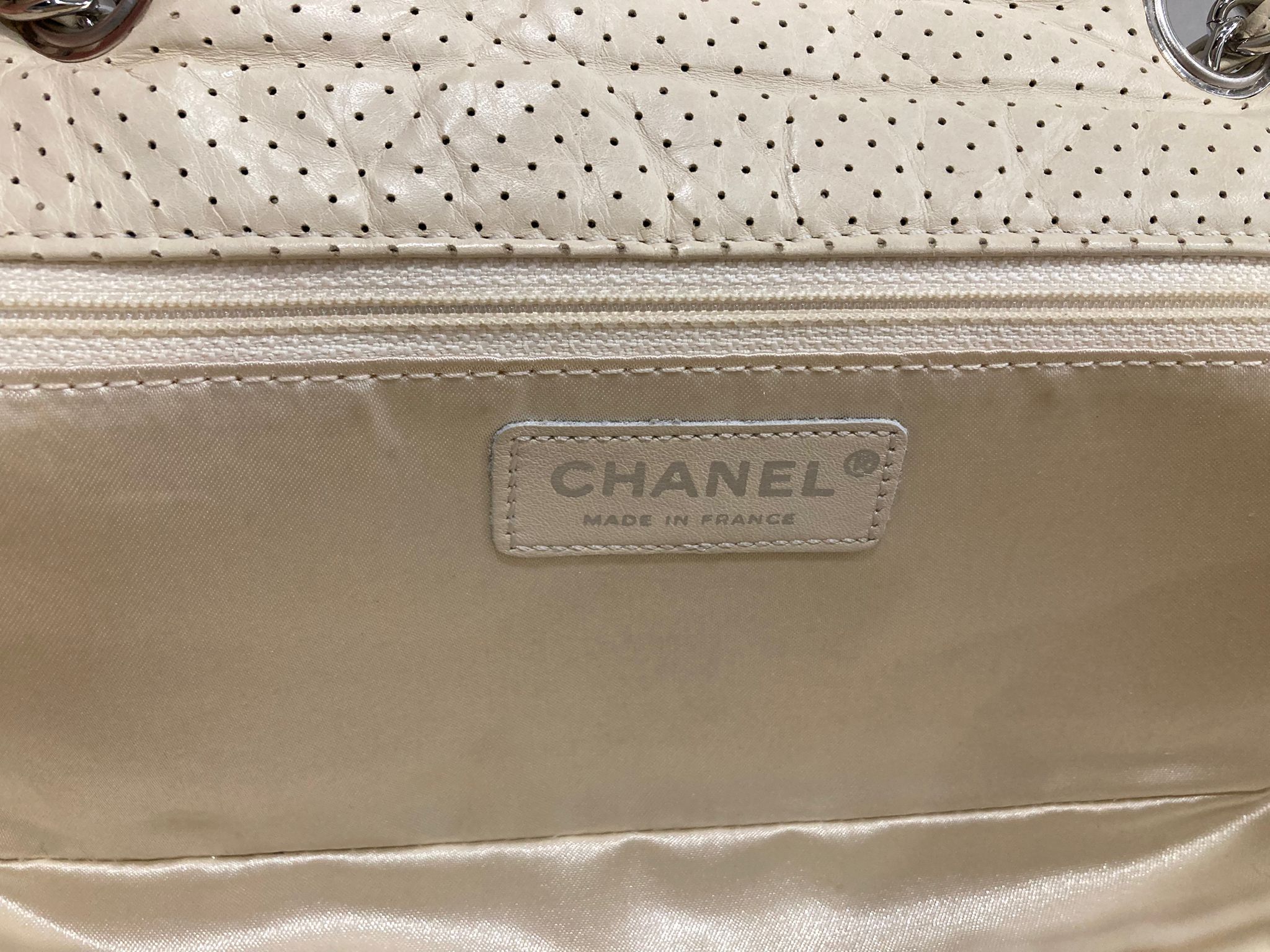 Chanel one flap acolchado perforado blanco roto