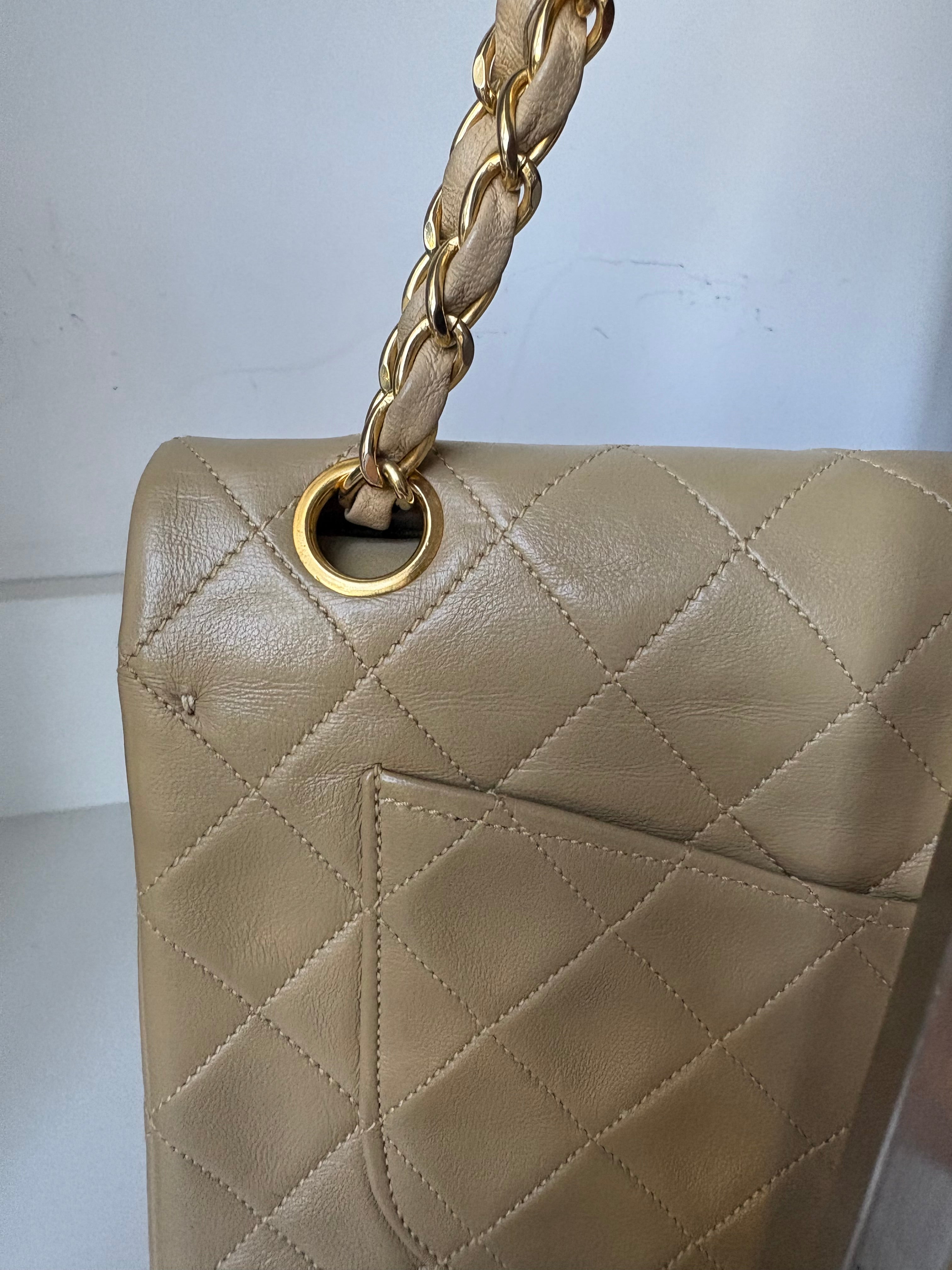 Chanel Timeless Double Flap 22 Beige en piel de cordero