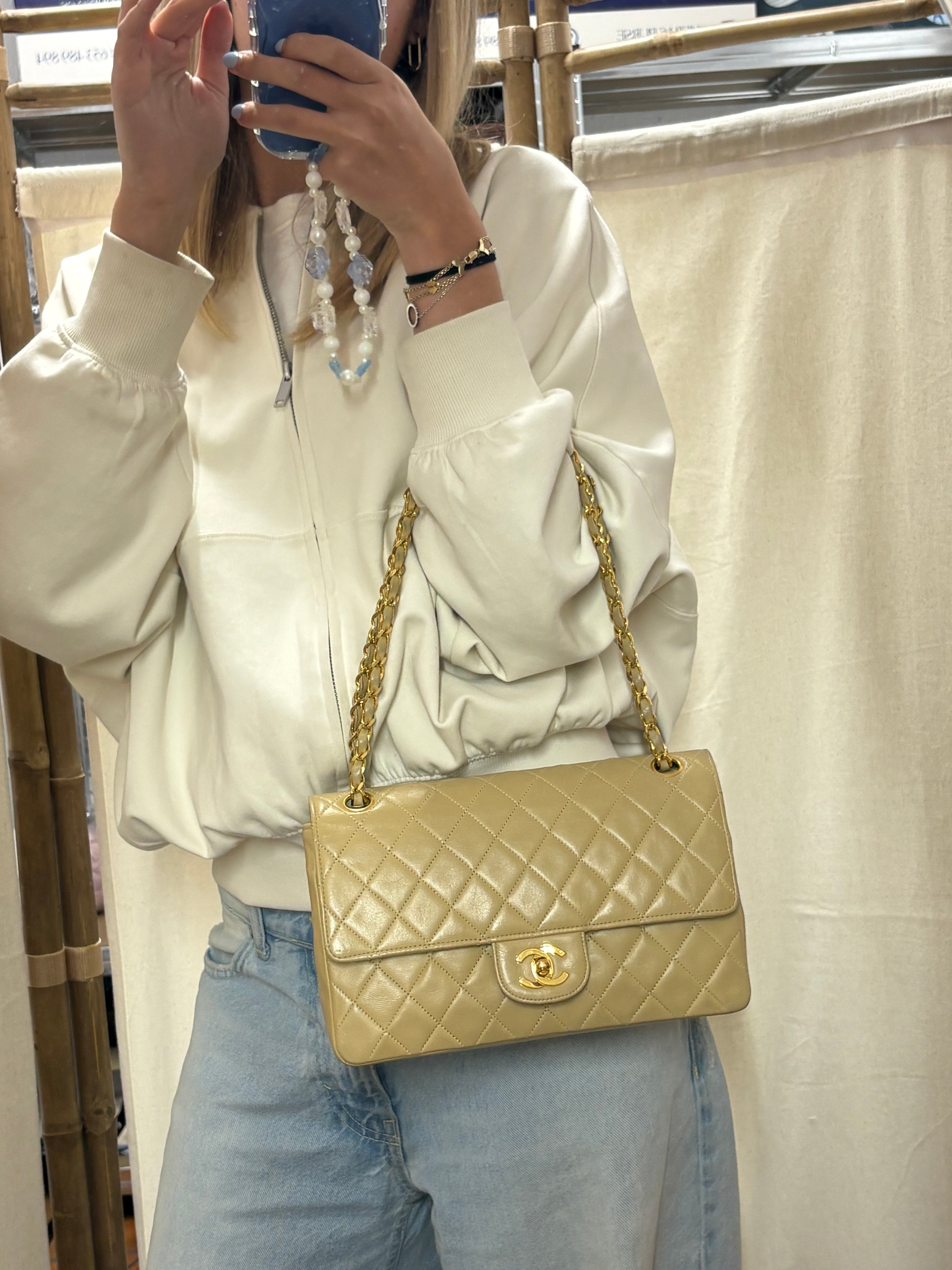 Chanel Timeless 25 Classic Double Flap Beige Mediano En Piel Acolchada Con Cadena Dorada