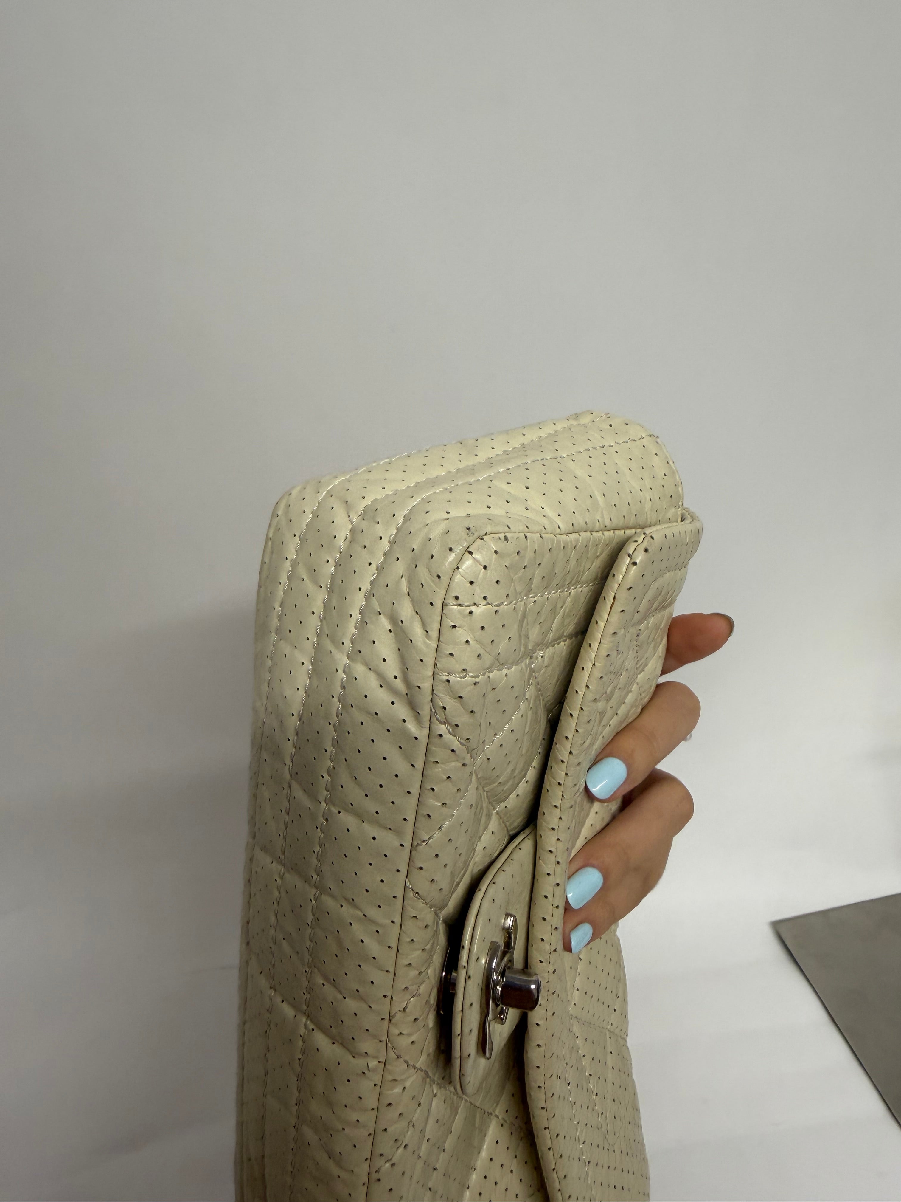 Chanel One Flap Small · Piel Perforada Marfil · Herrajes Plata