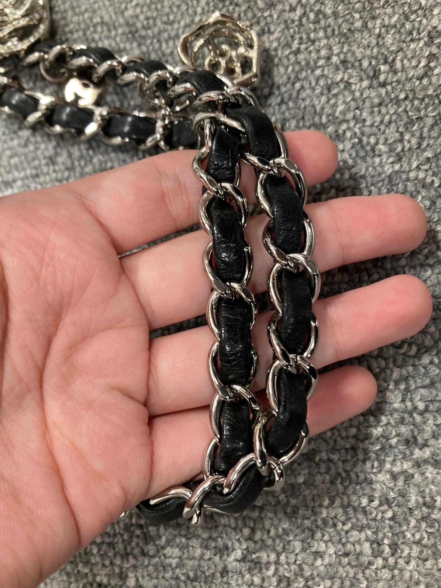Chanel “Valentine” Matelassé 25 en piel negra con charms