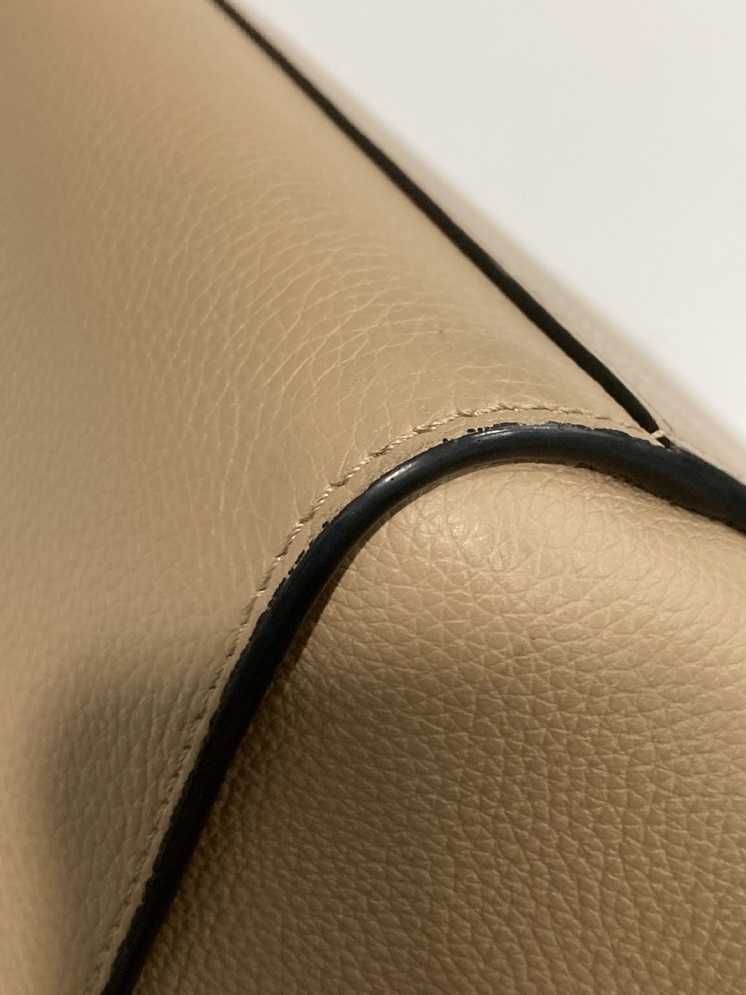 Loewe Hammock Compact en piel de ternera graneada beige