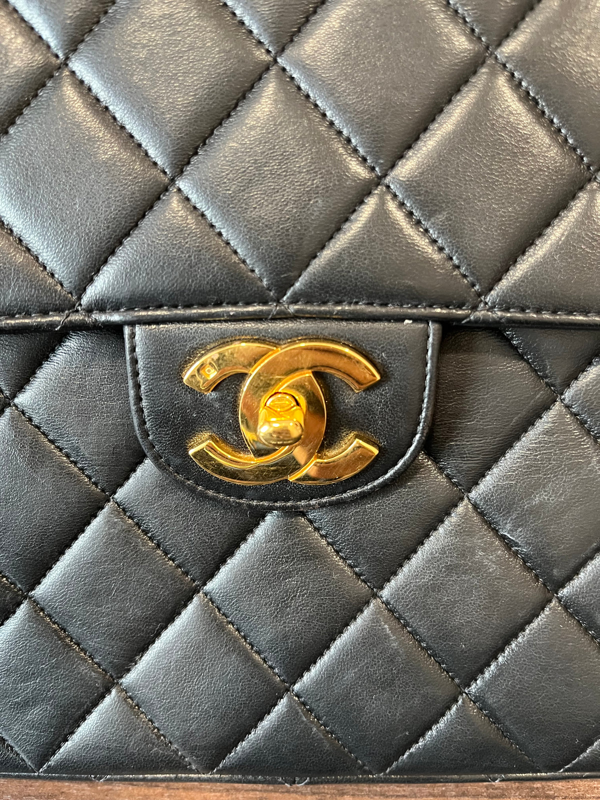 Chanel Classic Single Flap Maxi XL Piel de Cordero Negra · Serie 4