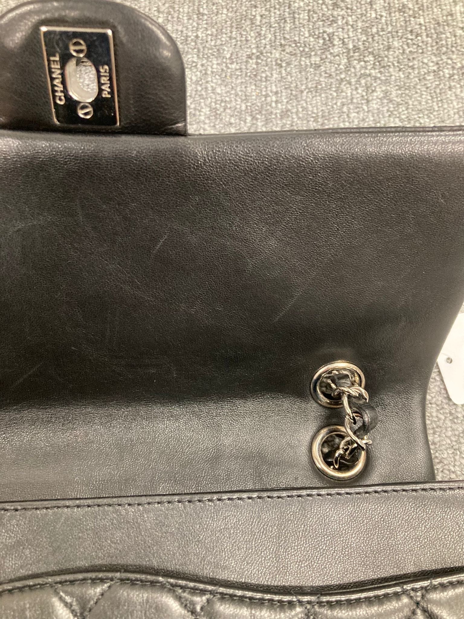 Chanel “Valentine” Matelassé 25 en piel negra con charms