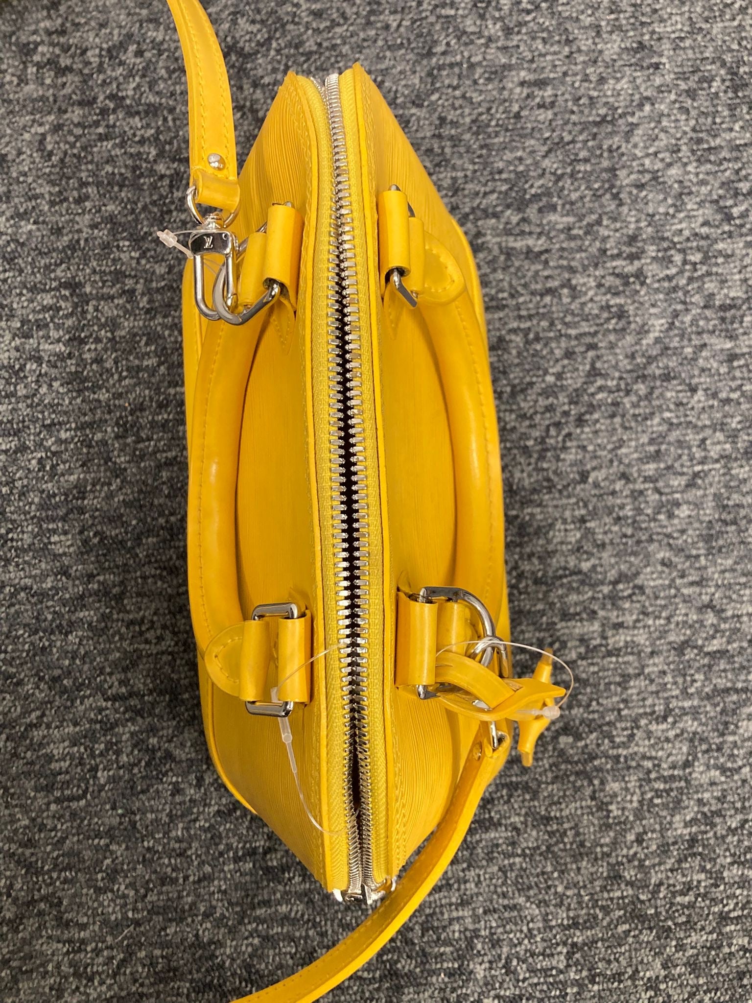 Louis Vuitton Alma bb piel EPI amarillo