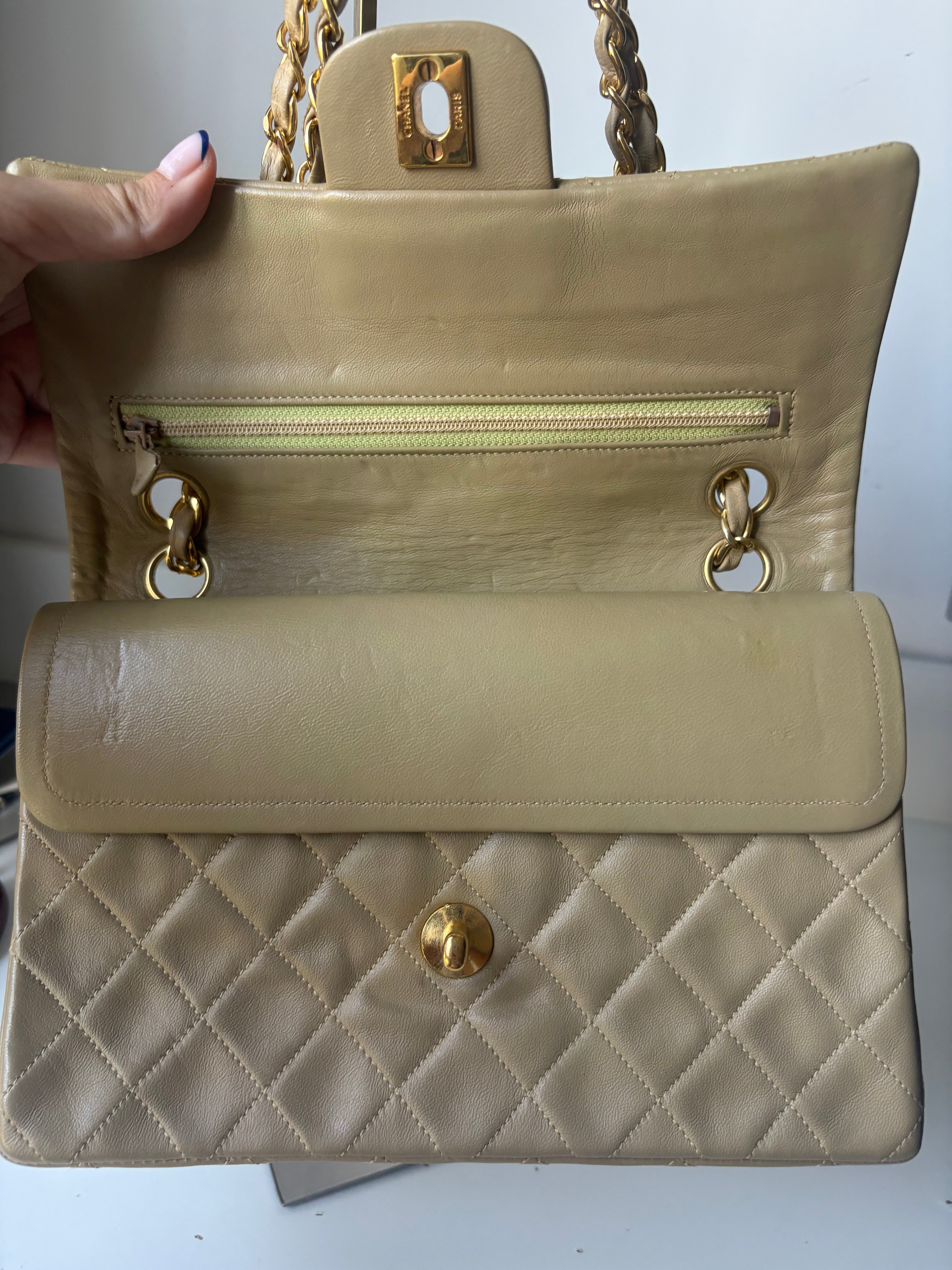 Chanel Timeless Double Flap 22 Beige en piel de cordero