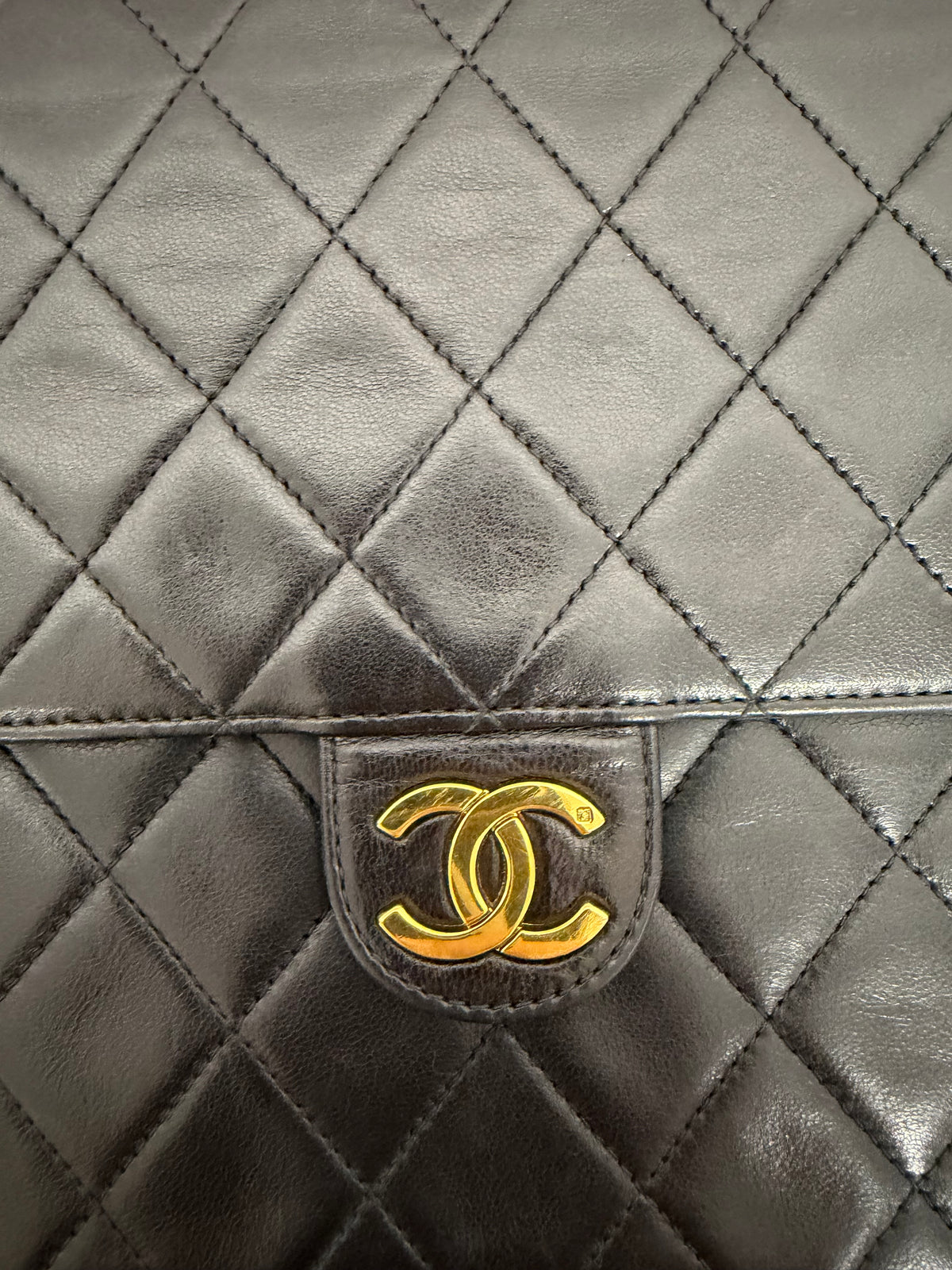 Chanel Classic Single Flap Mediano Piel de Cordero Negra Herrajes Dorados