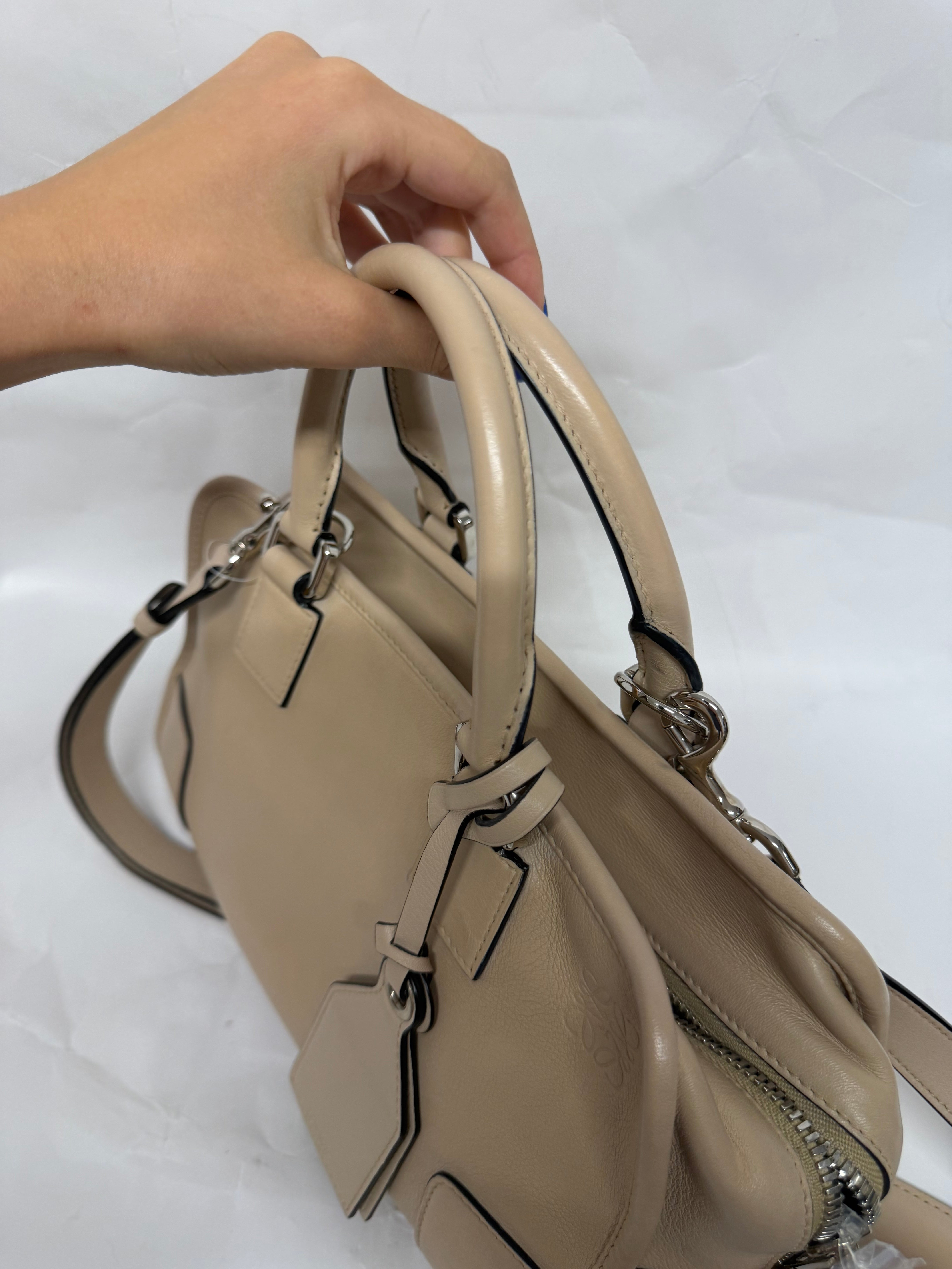 Loewe Amazona 28 beige arena con bandolera