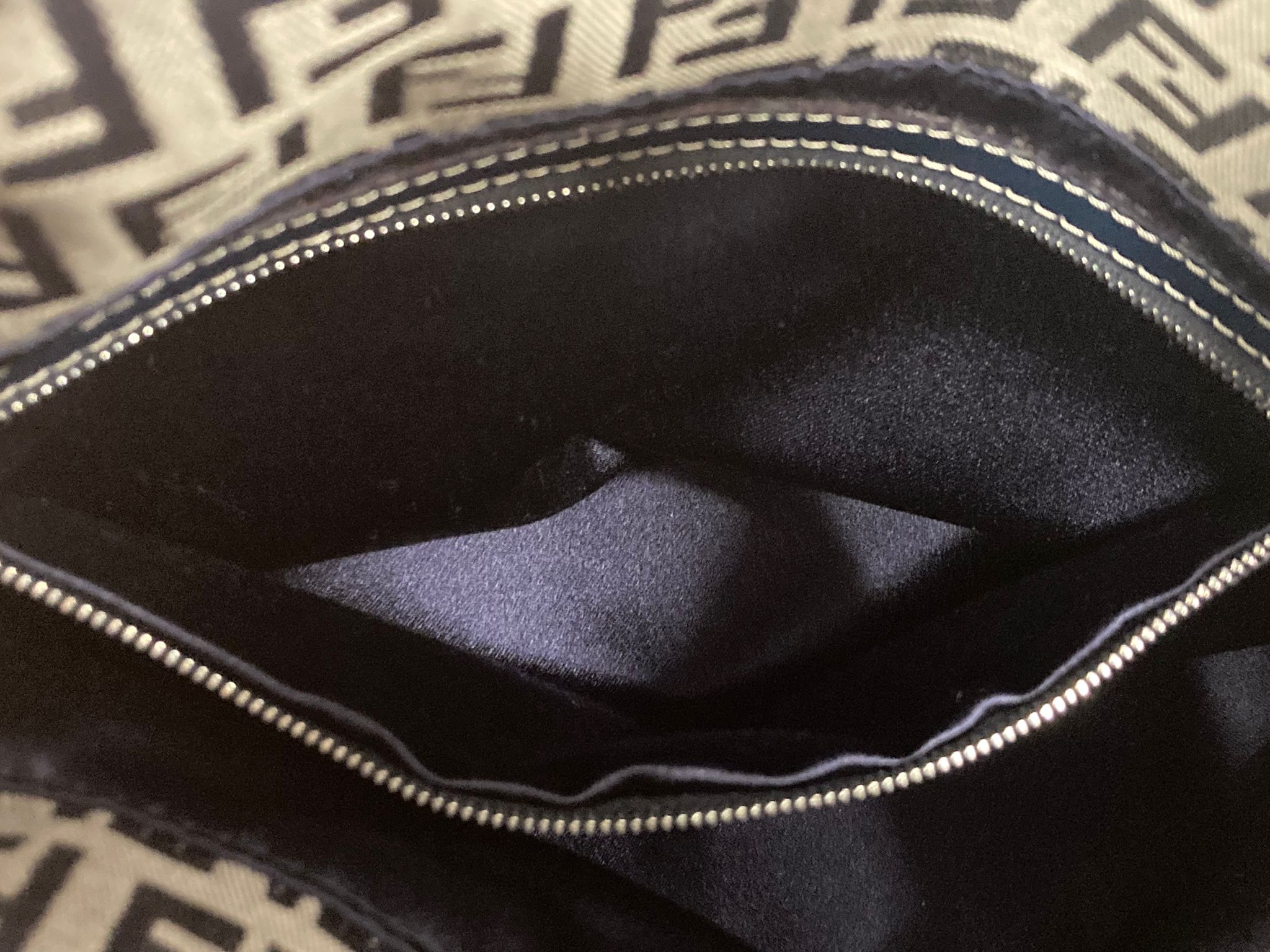 Fendi Zucchino One Shoulder Bag – Canvas azul y gris