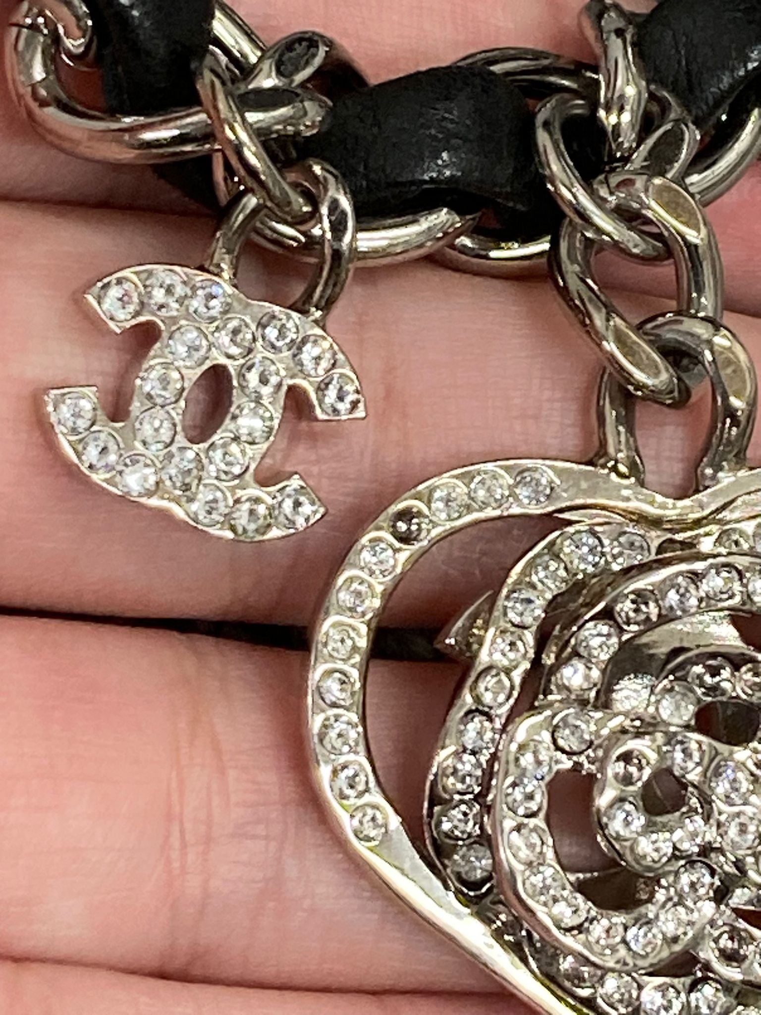 Chanel “Valentine” Matelassé 25 en piel negra con charms