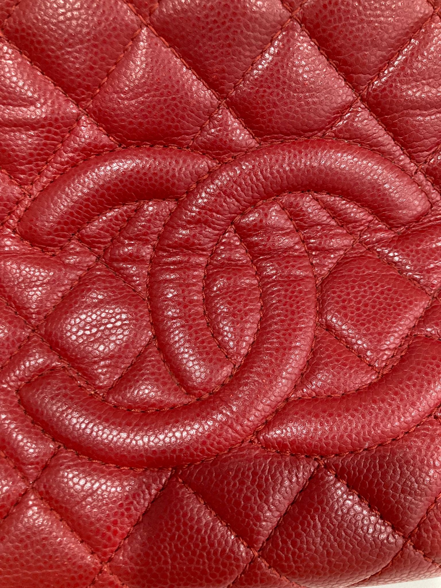 Chanel CC Chain Tote acolchado en piel caviar roja