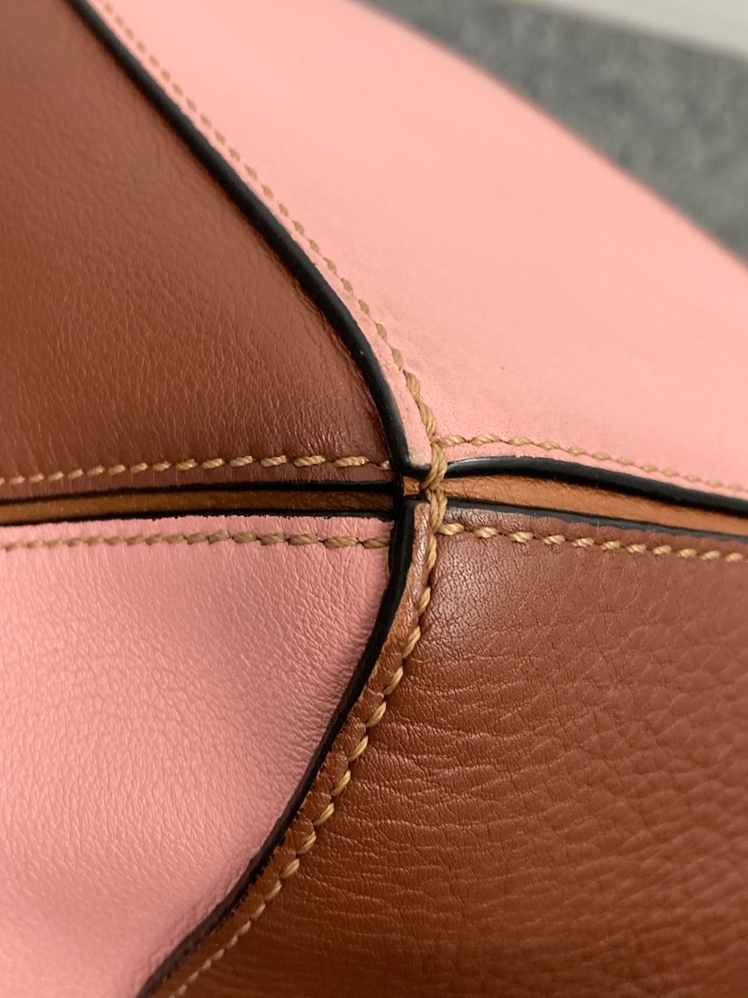 Loewe Puzzle Small tricolor en piel marrón y rosa