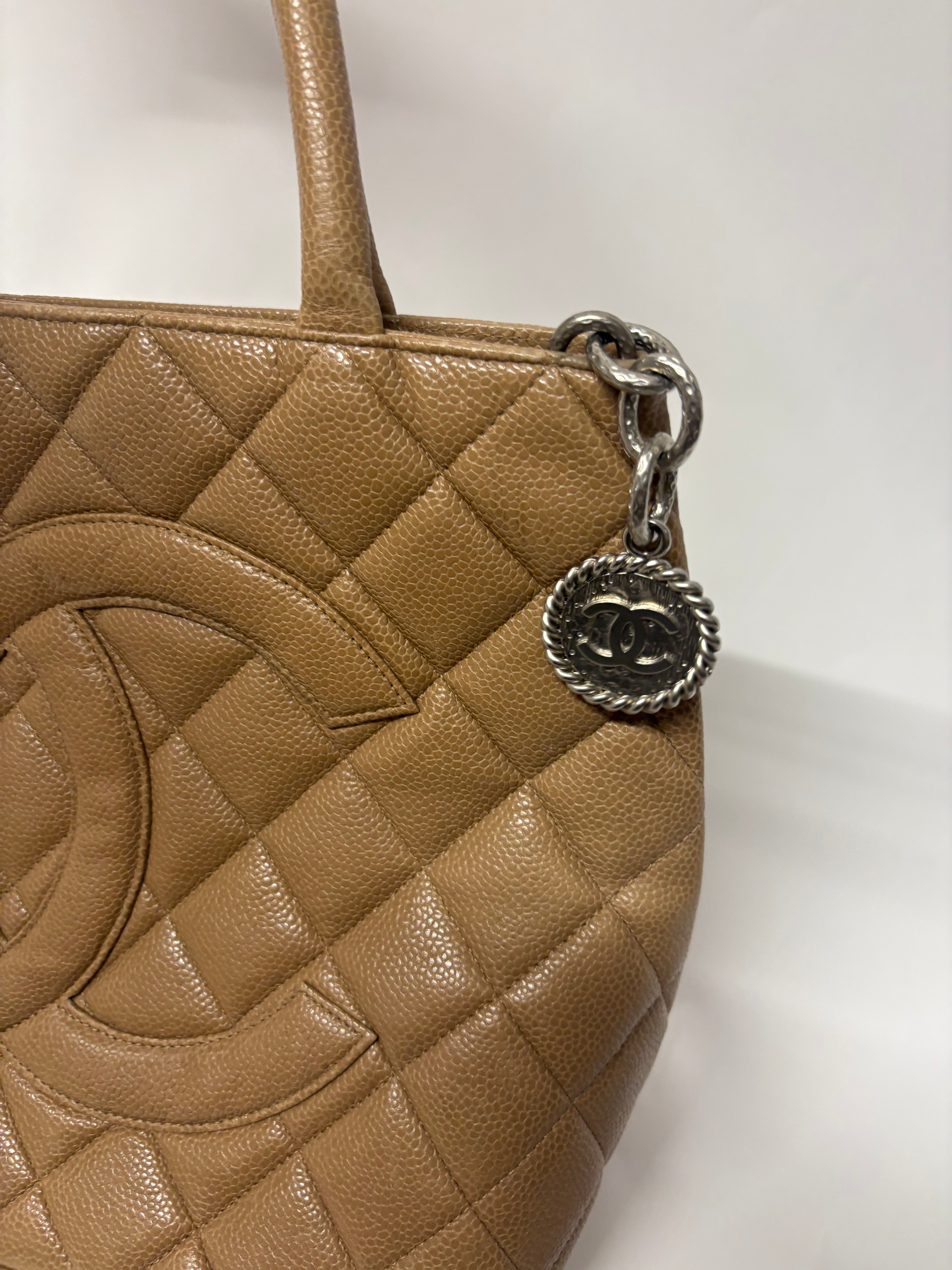Chanel cambon tote caviar beige mediana