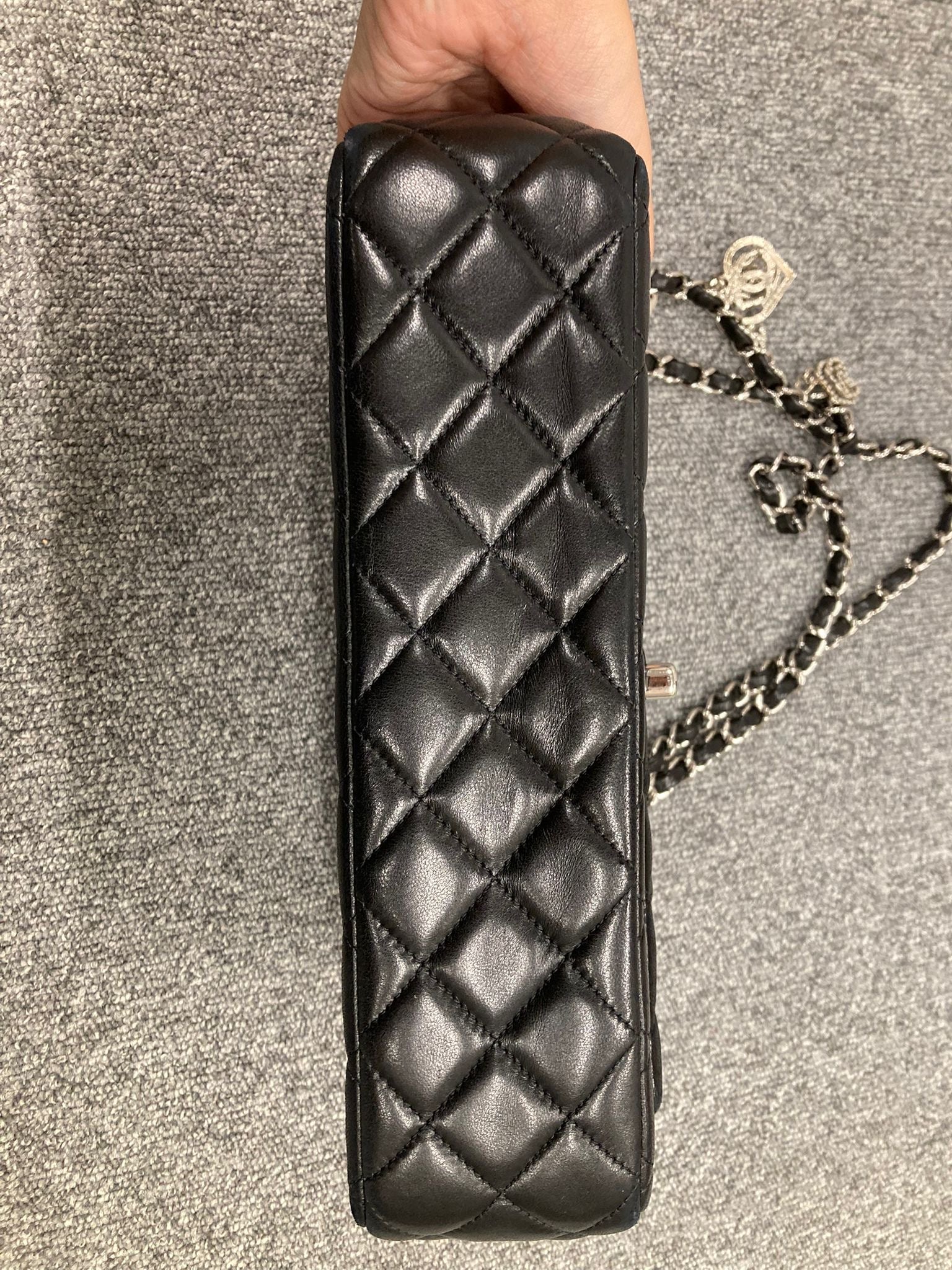 Chanel “Valentine” Matelassé 25 en piel negra con charms