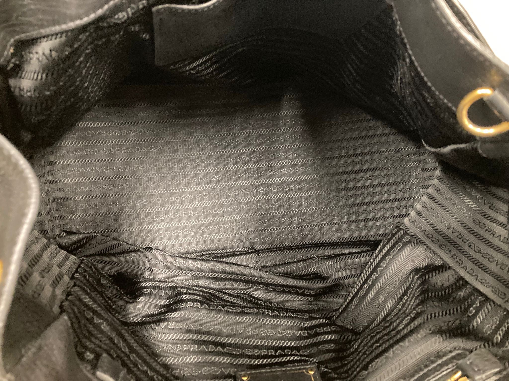 Prada vitello tote negra